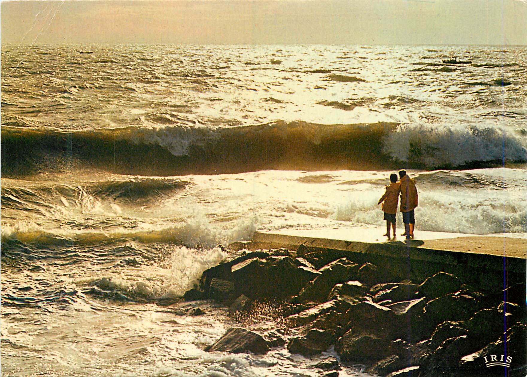 CPM Rever Seul en Silence et Regardant La Mer