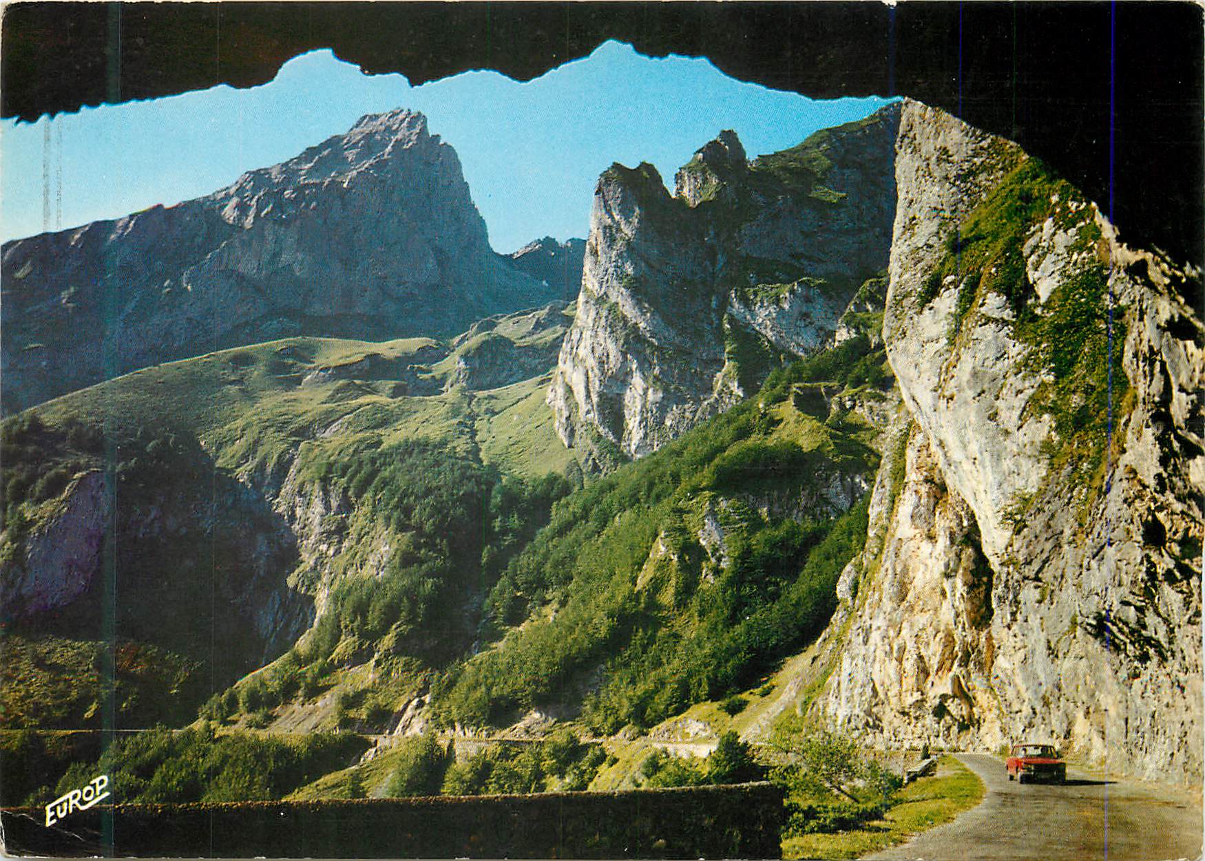 CPM Sur la Route de l'Aubisque La Sortie du Petit Tunnel et le Gabizos (2639 m)