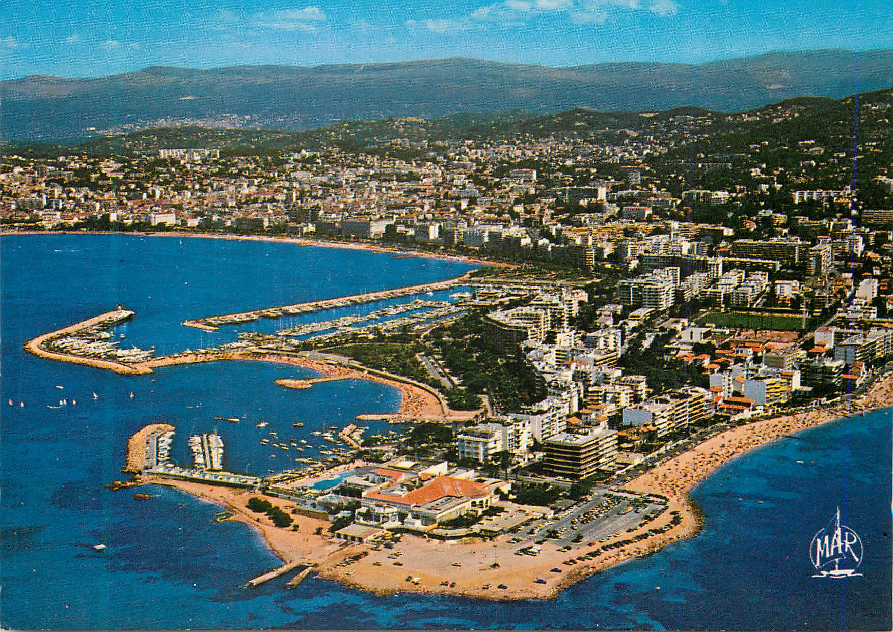 CPM La Cote d'Azur Cannes Vue Aerienne au Premier Plan Le Casino
