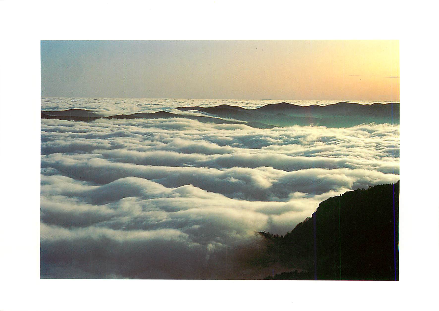 Vue aérienne de montagnes au-dessus des nuages — Observatoire du Mont-Aigoual (Gard) — Photo Météo France