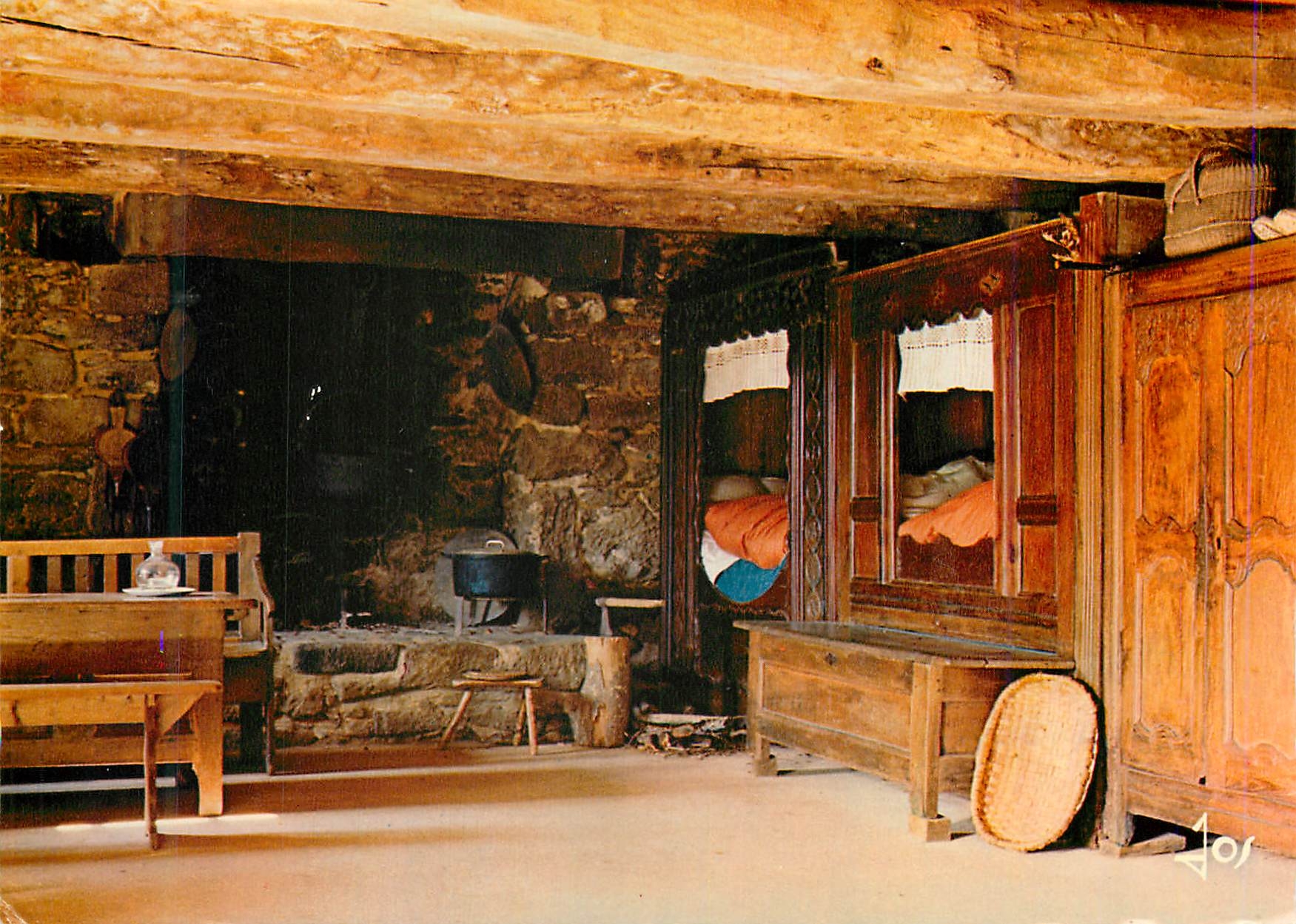 Intérieur Morbihannais — Chambre rustique avec cheminée en pierre — Éditions d'Art JOS le DOARE