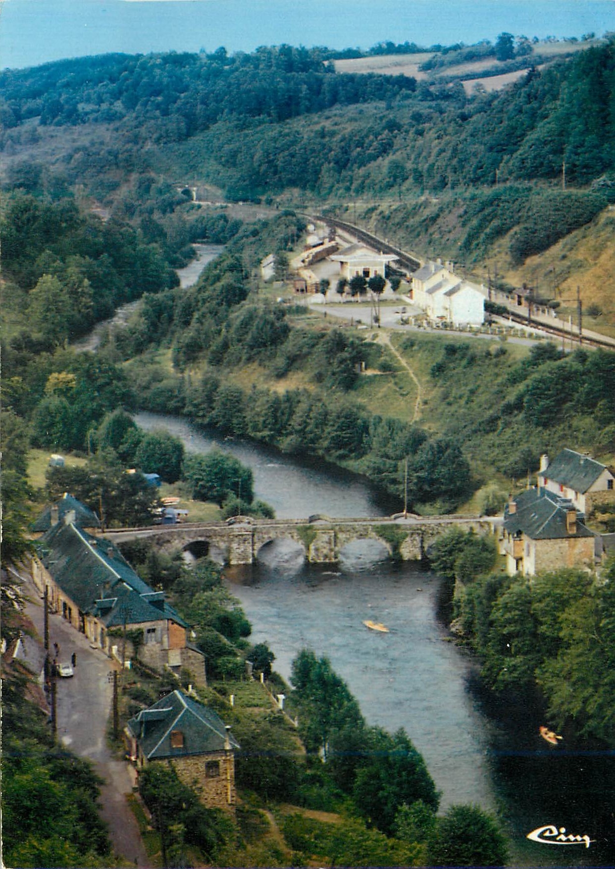 CPM Vigeois (Correze) Le Vieux Pont sur la Vezere et la Gare