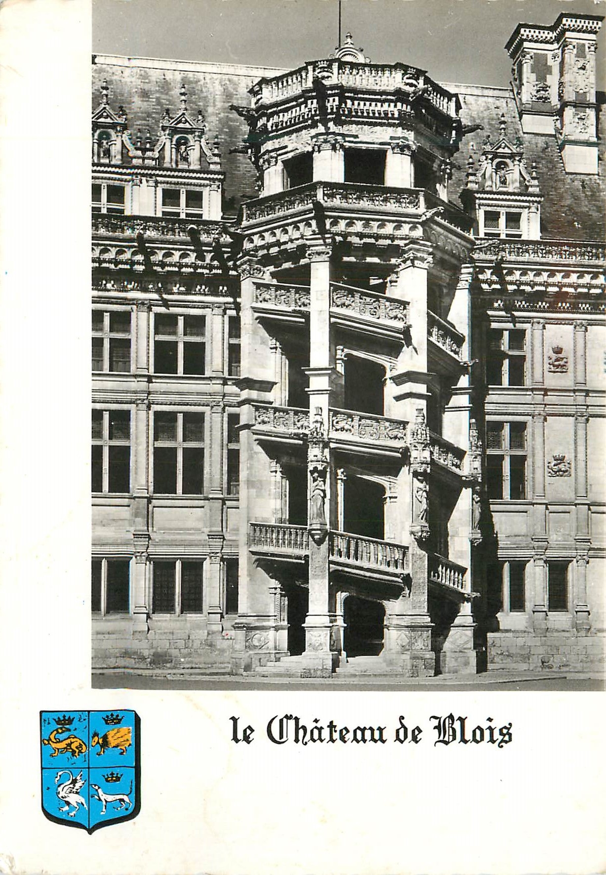 CPM Le Chateau de Blois L'Escalier d'Honneur orne des Emblemes de Francois Ier et de Claude de France