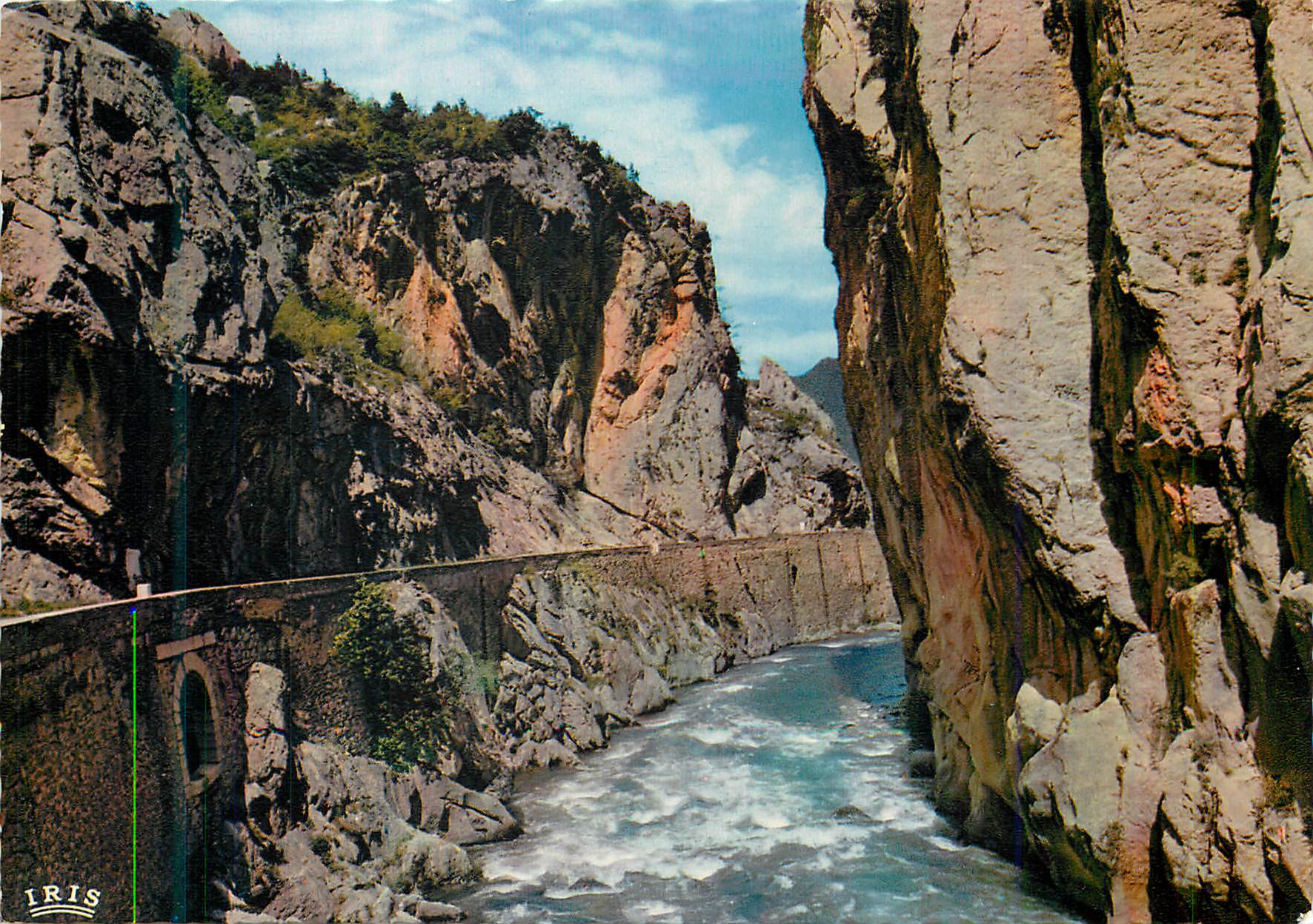 CPM L'Aude Touristique Les Gorges de l'Aude La Route de L'Aude dans le Defile de Pierre Lys