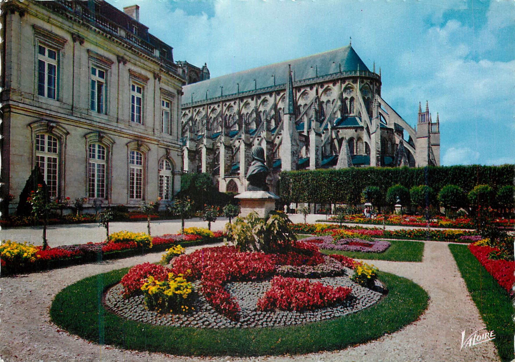 CPM Bourges (Cher) Les Jardins de l'Hotel de Ville (a Gauche) et l'Abside de la Cathedrale Saint Etienne (XIIIe XVie Sie