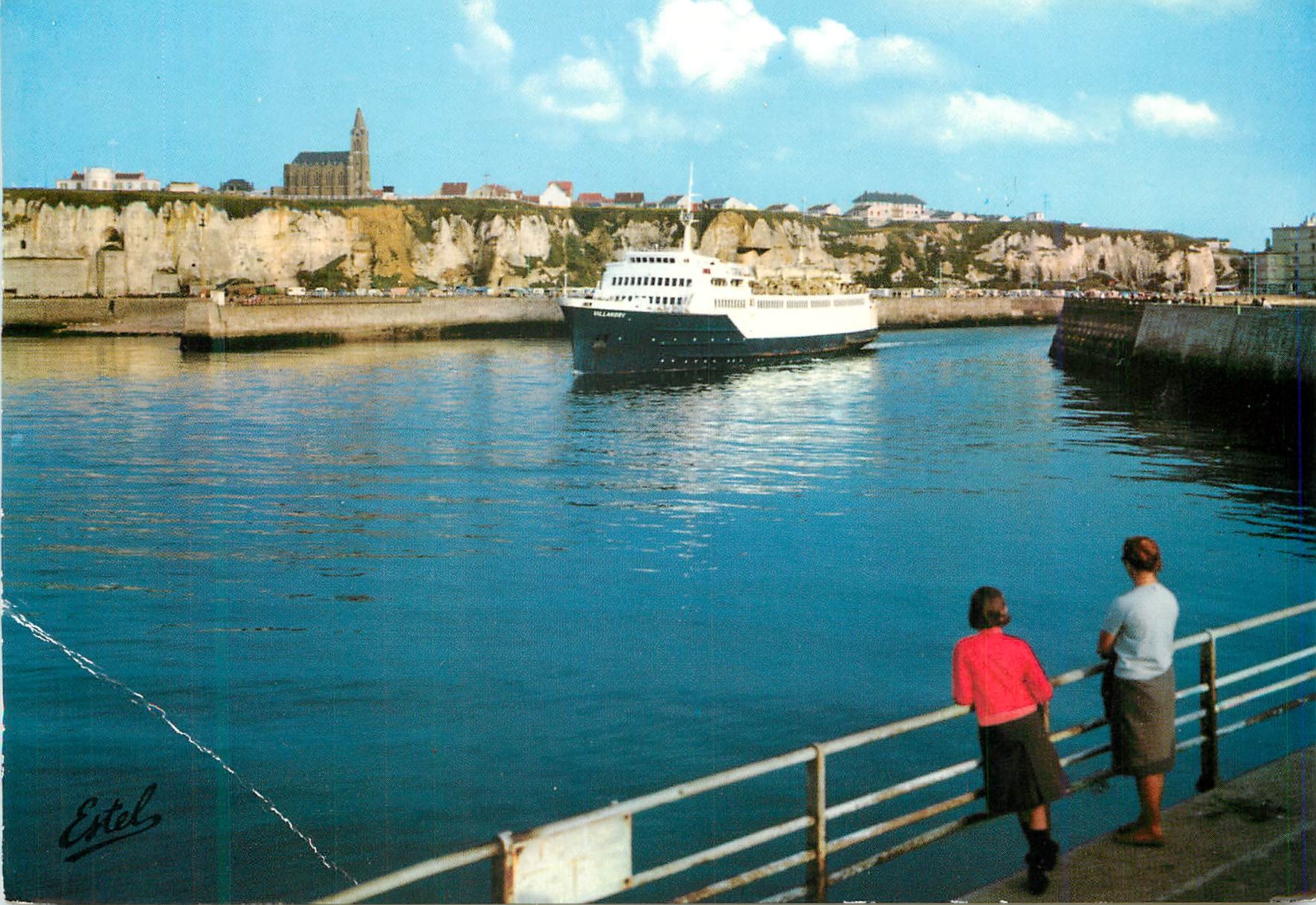 CPM Dieppe (Seine Maritime) Le Valencay Sortant du Port Bateau
