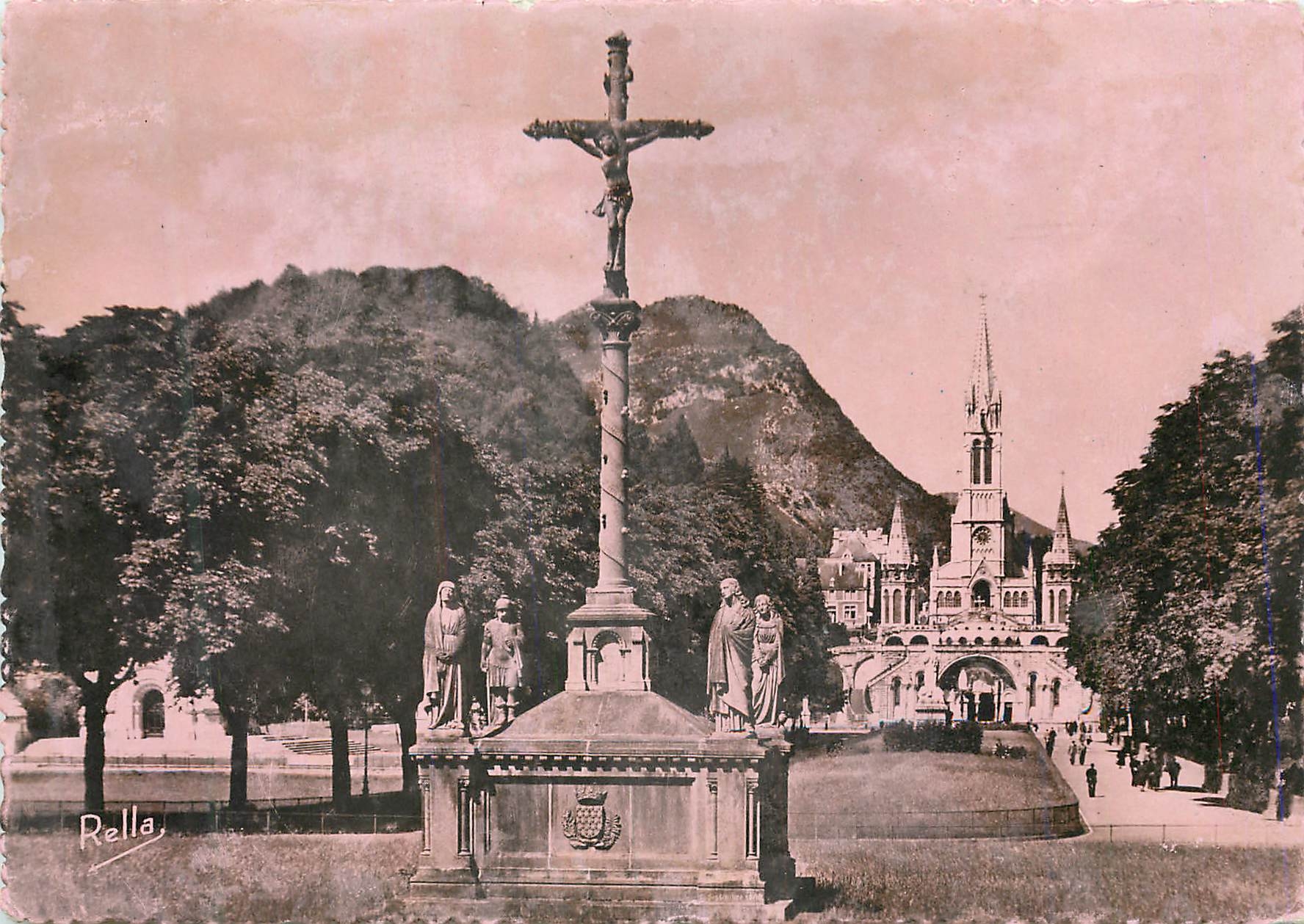 CPM Lourdes (Hautes Pyrenees) La Basilique