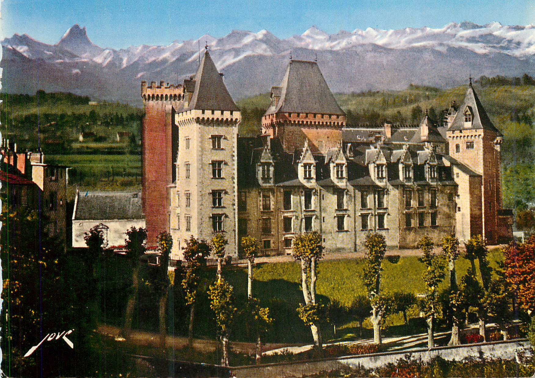 CPM Pau (B P) Le Chateau Henri IV et la Chaine des Pyrenees