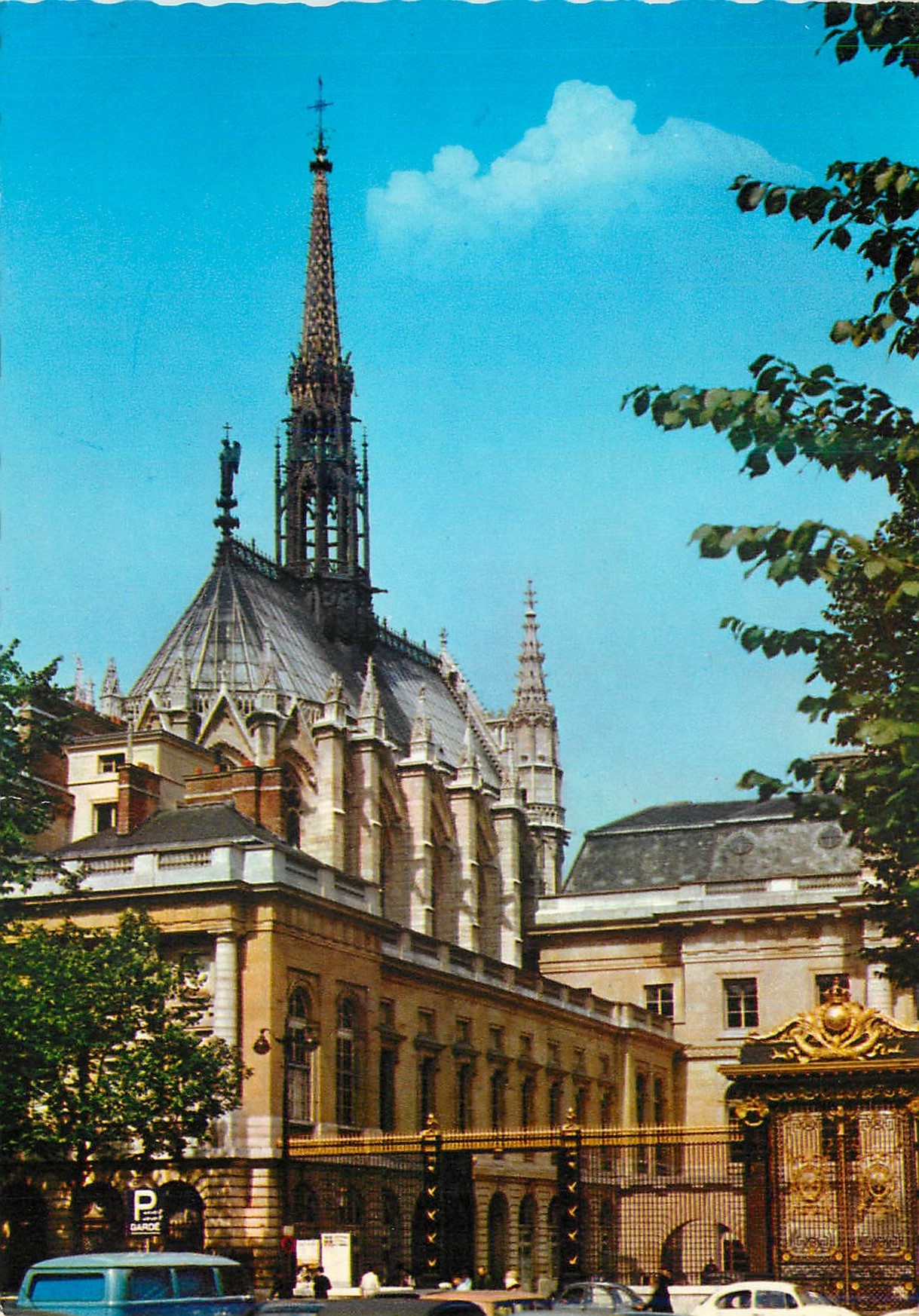 CPM Paris La Sainte Chapelle sur la Cour d'Entree du Palais de Justice