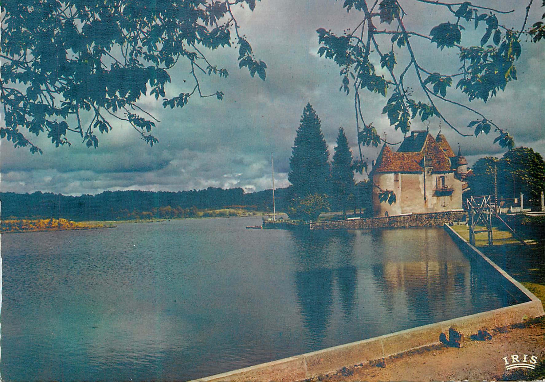 CPM Aux Confins du Limousin et du Perigord Chateau et Etang de Ballerand