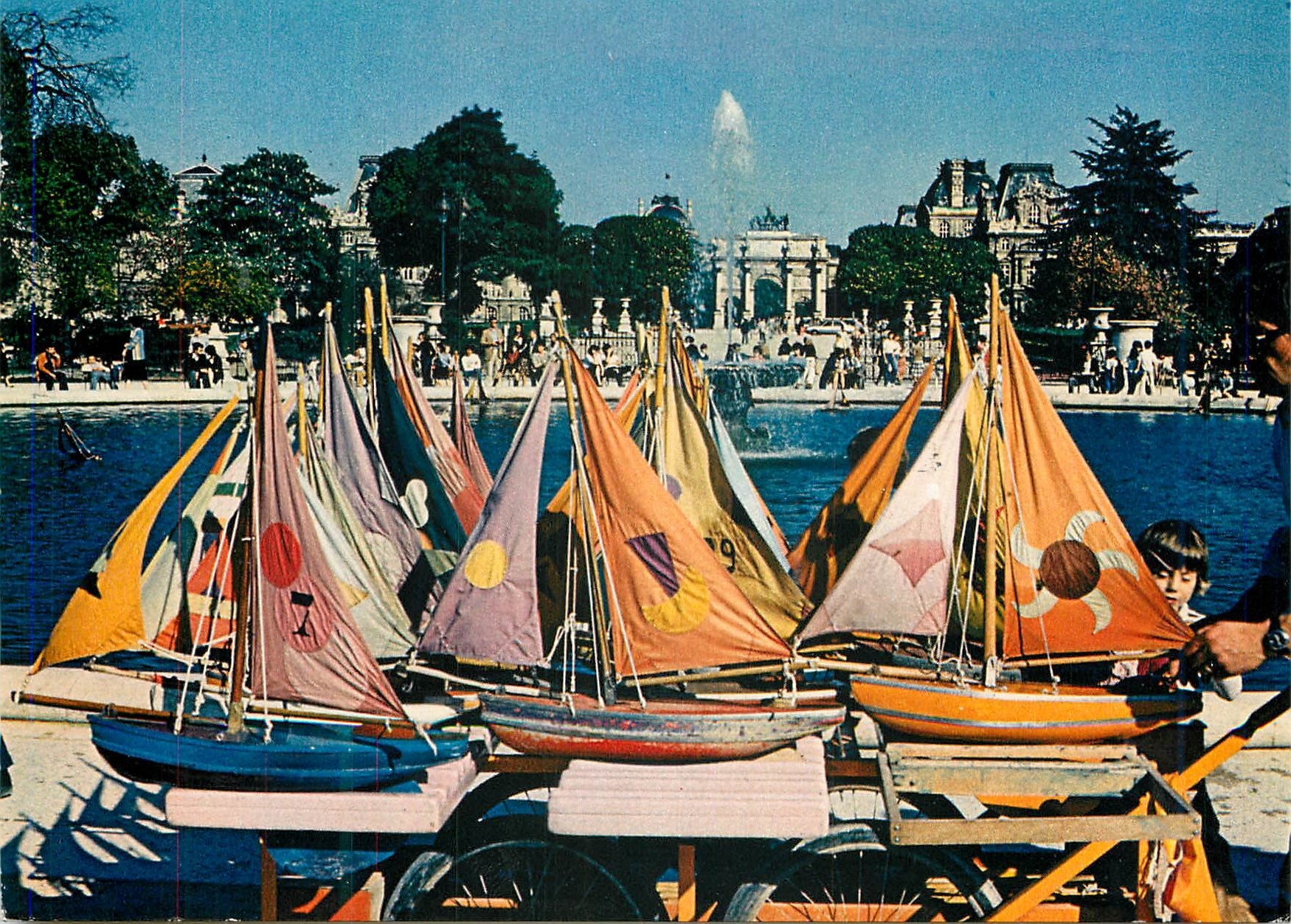 CPM Paris Bassin dans les Jardins des Tuileries a l'Arriere Plan L'Arc du Carrousel Bateaux