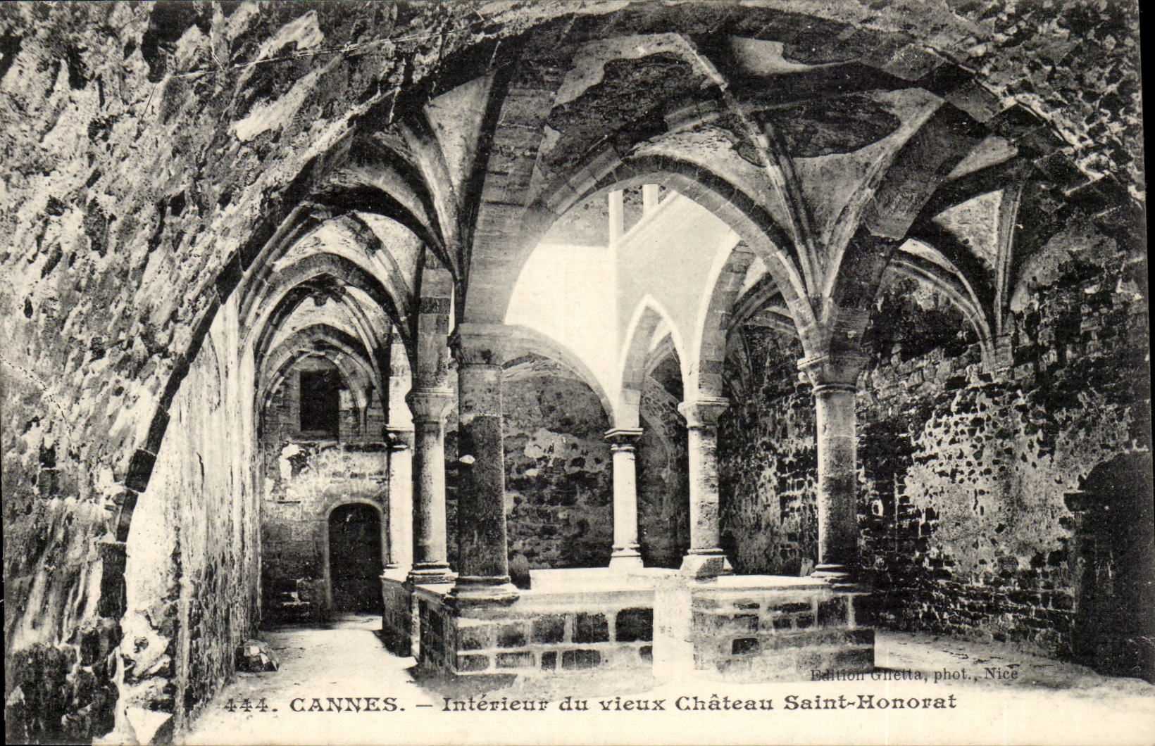 Cannes - Interieur du Vieux Chateau Saint Honorat - CPA 