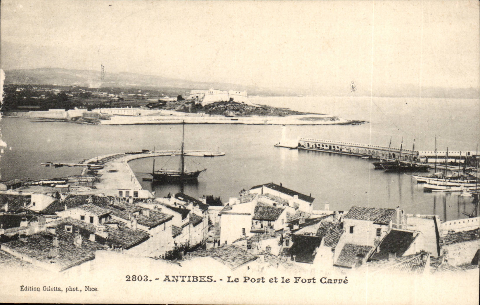 Antibes - Le Port et le Fort Carre - CPA 