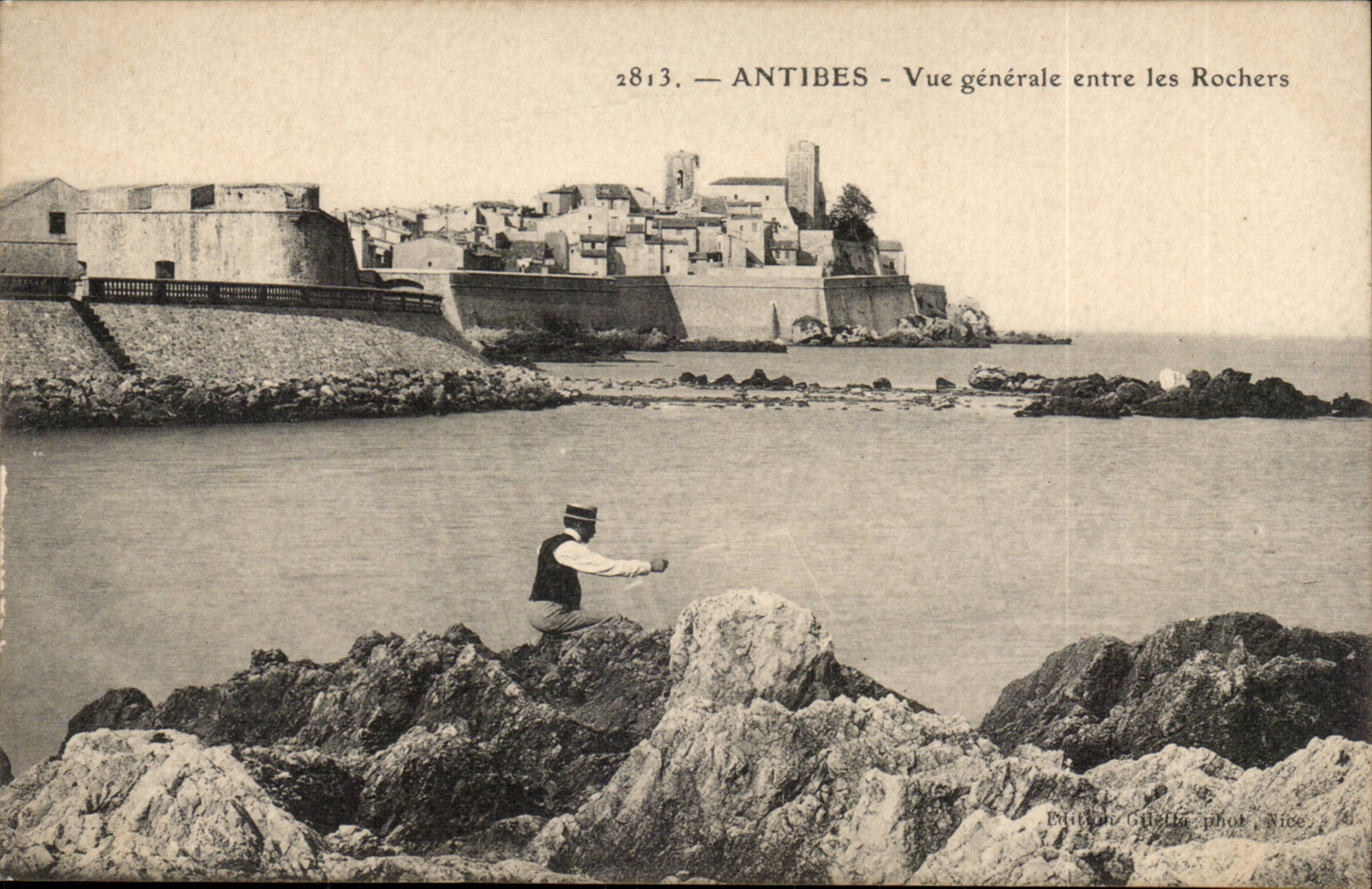 Antibes - Vue Generale entre les Rochers - CPA 