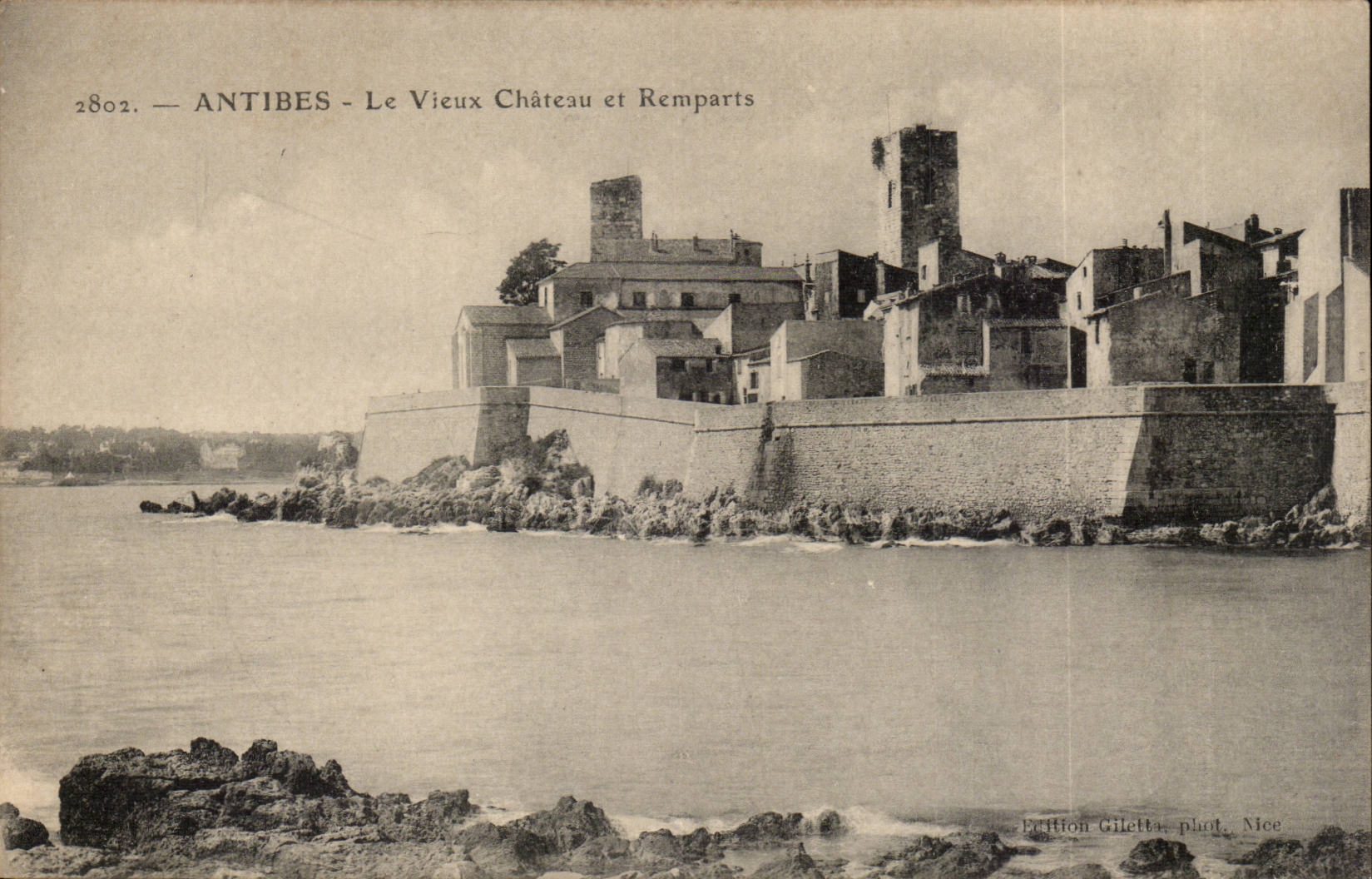 Antibes - Le Vieux Chateau et les Remparts - CPA 