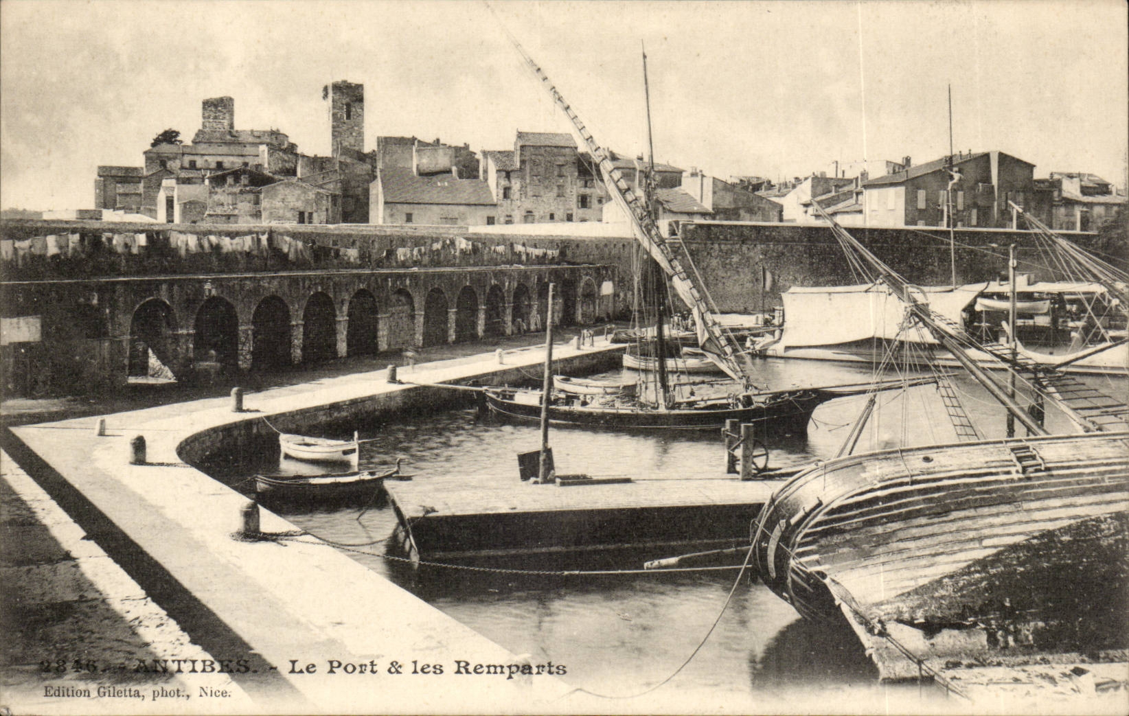 Antibes - Le Port et les Ramparts - bateau - CPA 