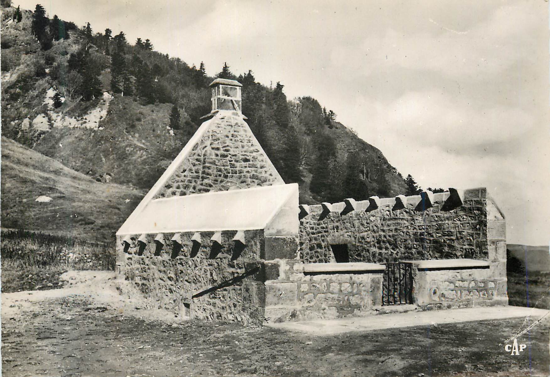 CPA Le mont dore sancy burron incendie 105 monument aux martyrs de la resistance