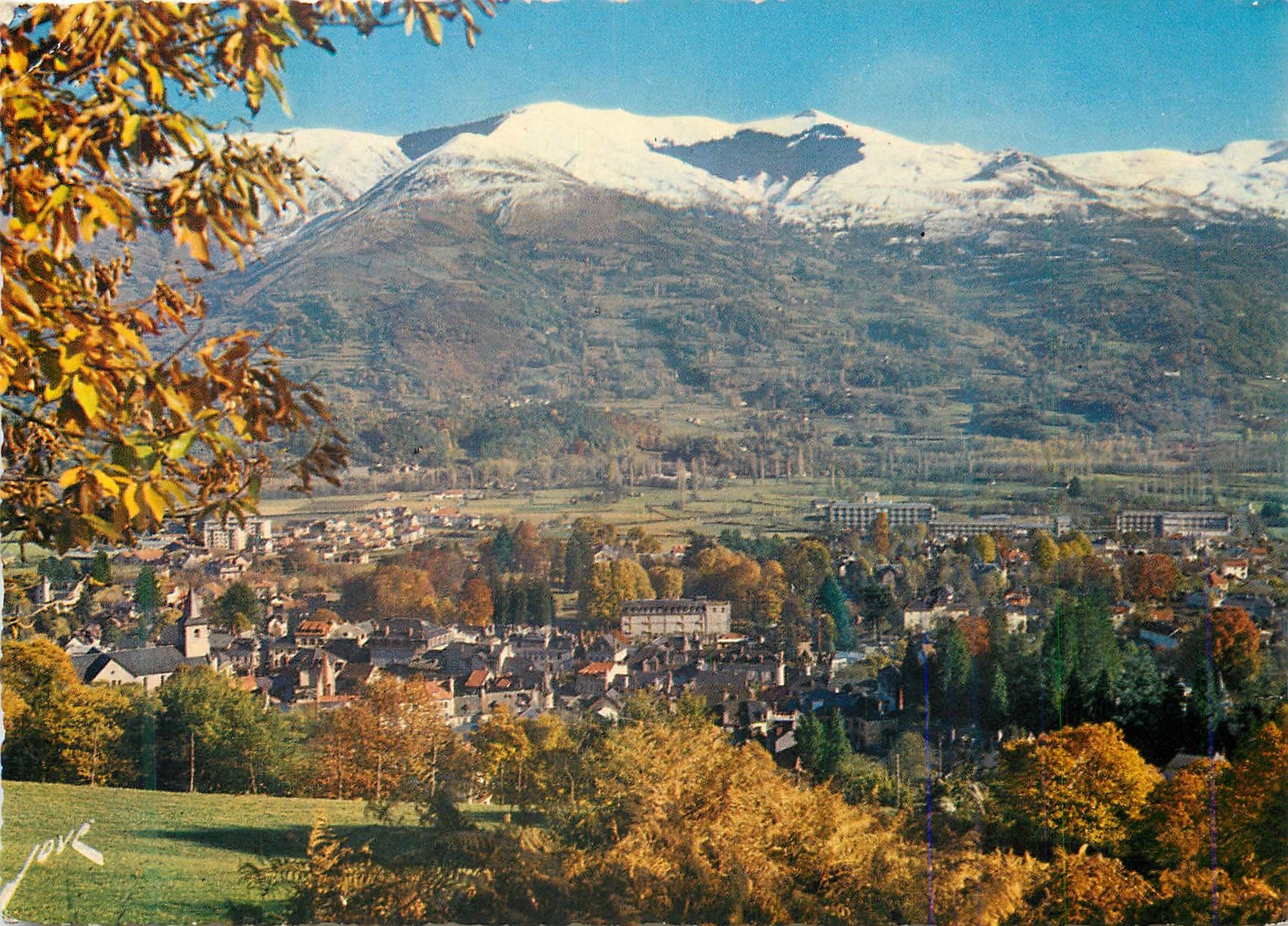CPA Argeles gazost(hautes pyrenees) 3077 vue generale au fond le lycee climatique