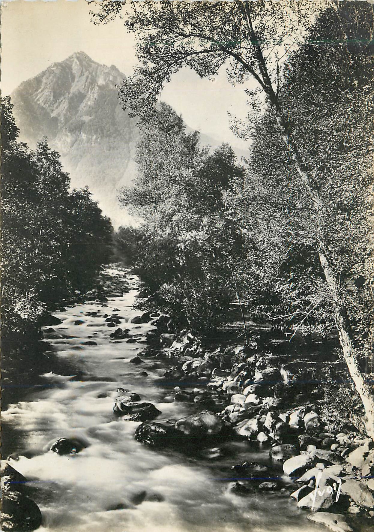 CPA Env de cauterets(htes pyrenees) le pic peguere et le gave
