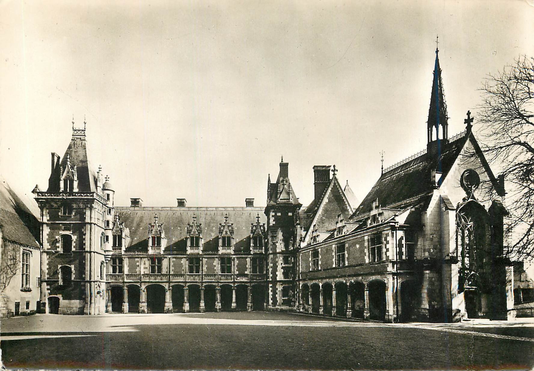 CPM Le chateau de blois cour d honneur l aile louis xii la galerie charles d orleans et la chapelle