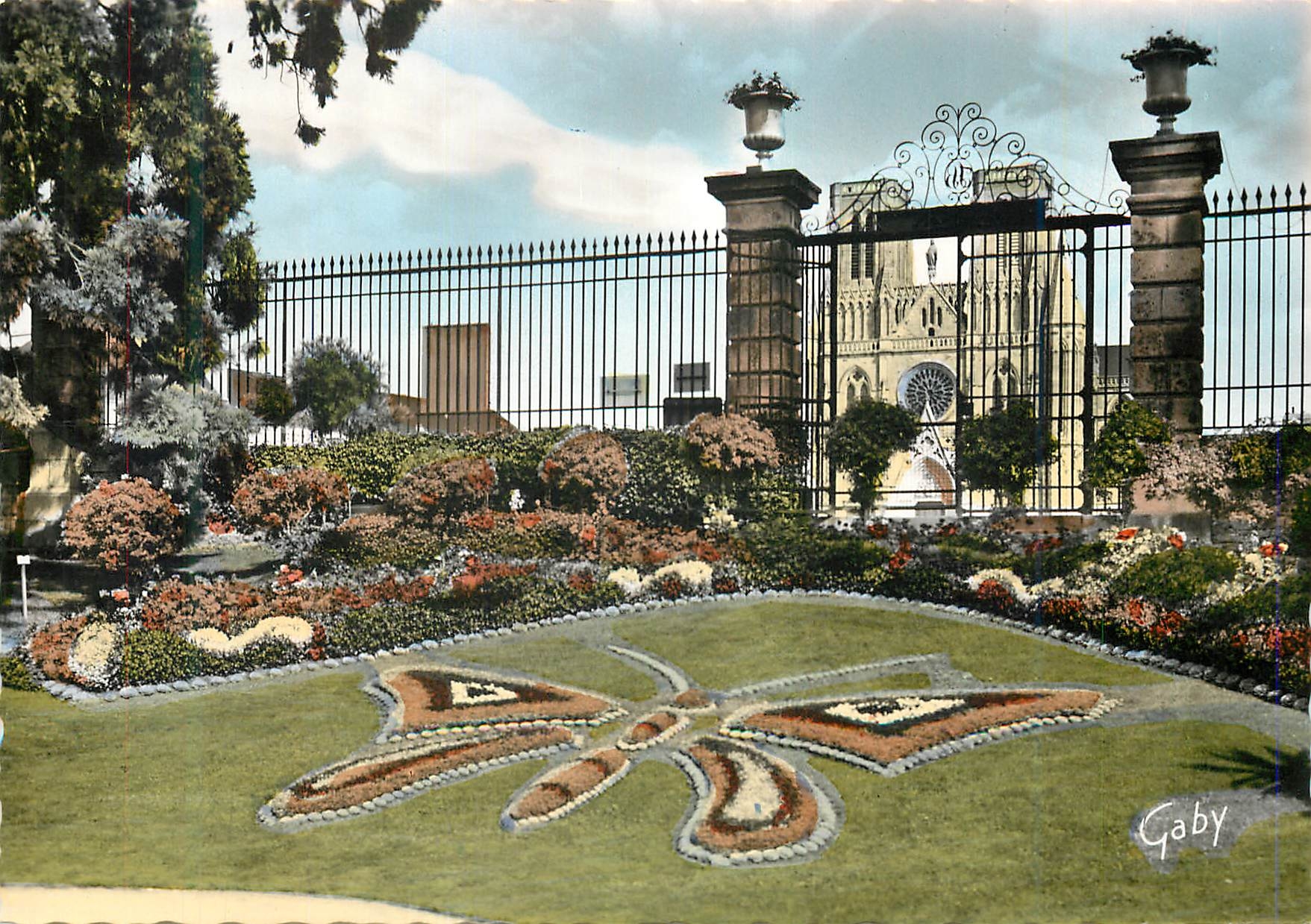 Avranches (Manche) — Le Jardin des Plantes « Le Papillon » — Cathédrale au fond — Éditions Gaby