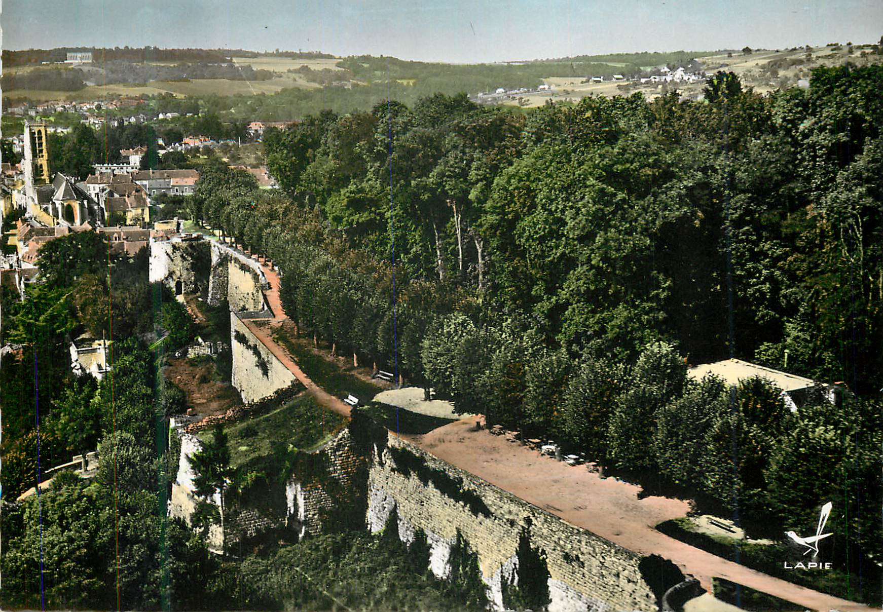 CPM En avion au dessus de 21 chateau thierry (aisne) le vieux chateau les remparts