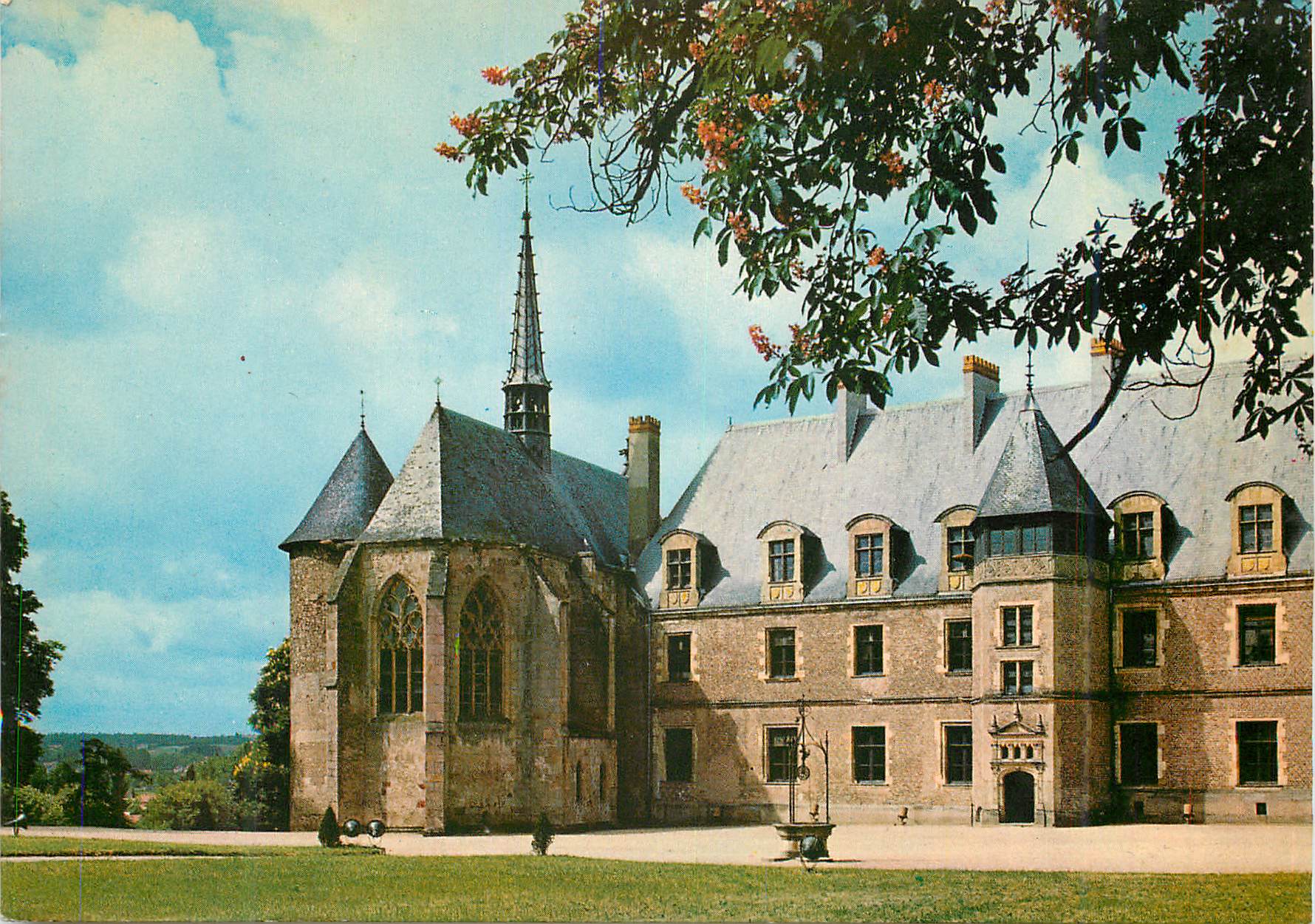 CPM Chateau de lapalisse 03 xi et xvi siecle cour interieure