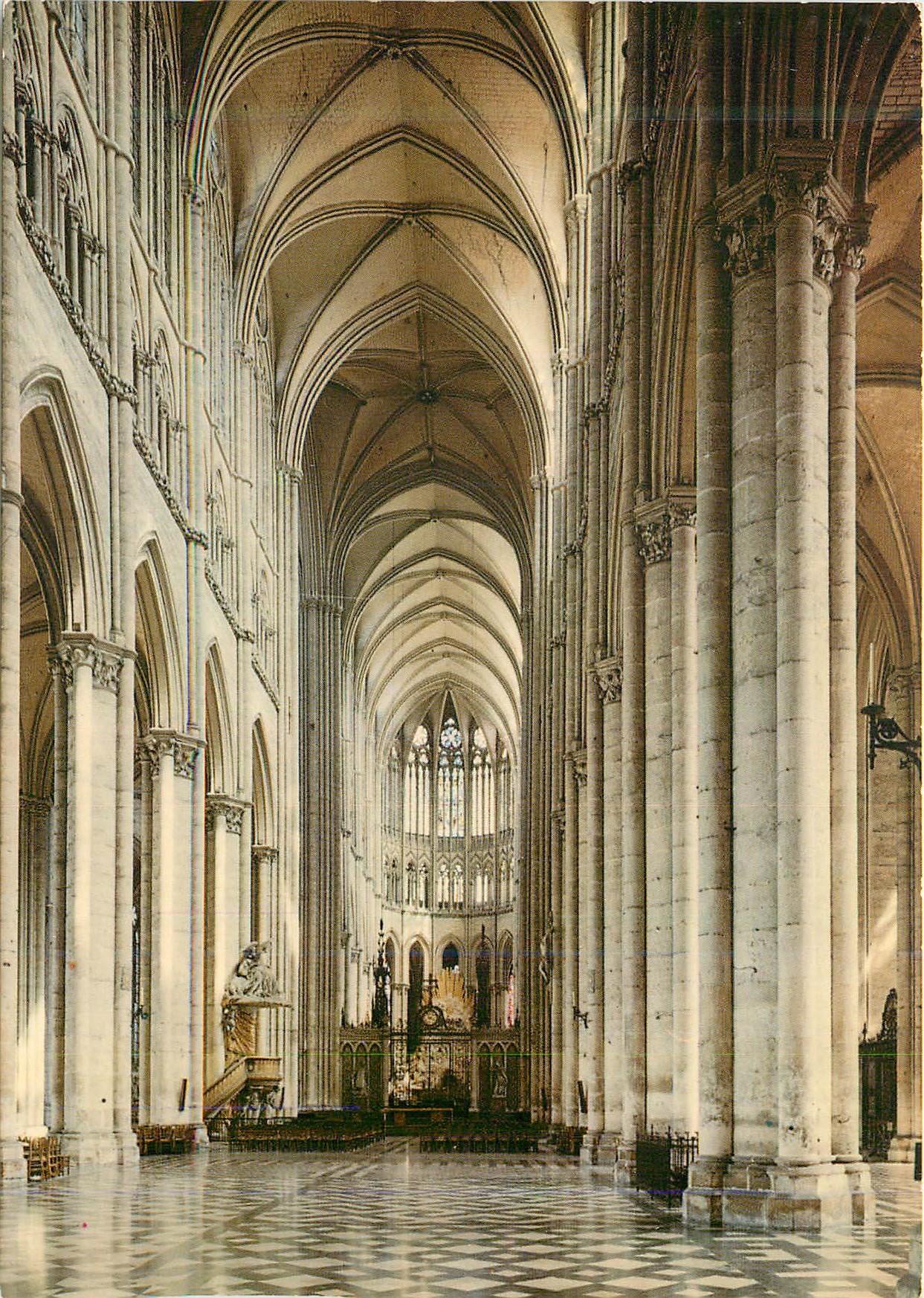 CPM Cathedrale d amiens(xiii s) 80 021 04 la grande nef