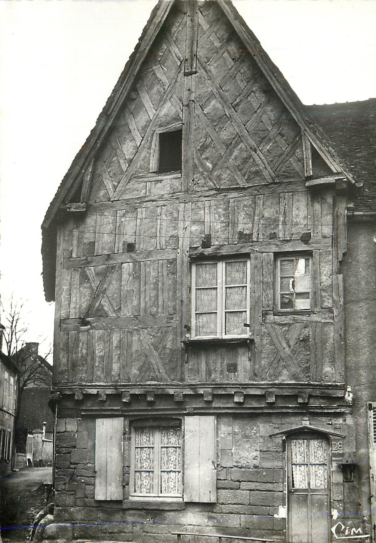 Donzy (58) - Vieille Maison du XVIIe s. — Combier Imp. MACON (71) - S.-et-L. - 'CIM' - 26