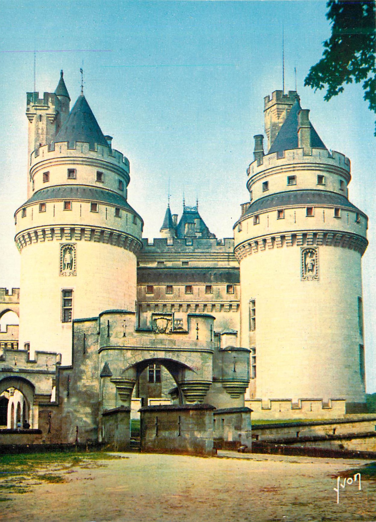 Château de Pierrefonds — entrée principale, tours César et Charlemagne — JvON