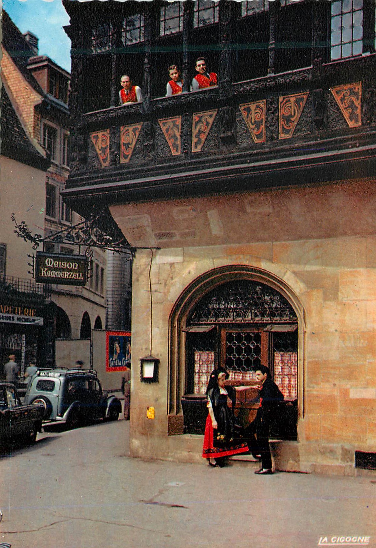 CPM L alsace pittoresque 67 567 137 groupe alsacien devant la maison kammerzell a strasbourg