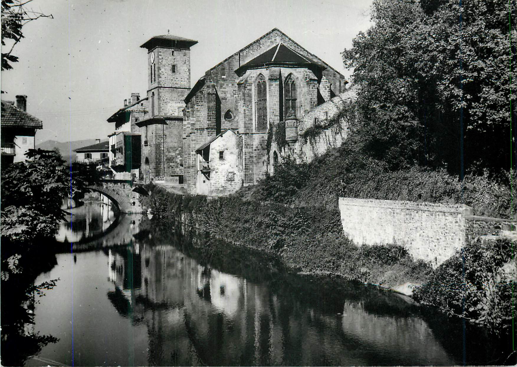 CPM Provinces de france basse navarre saint jean pied de port la nive et l eglise xiii siecle