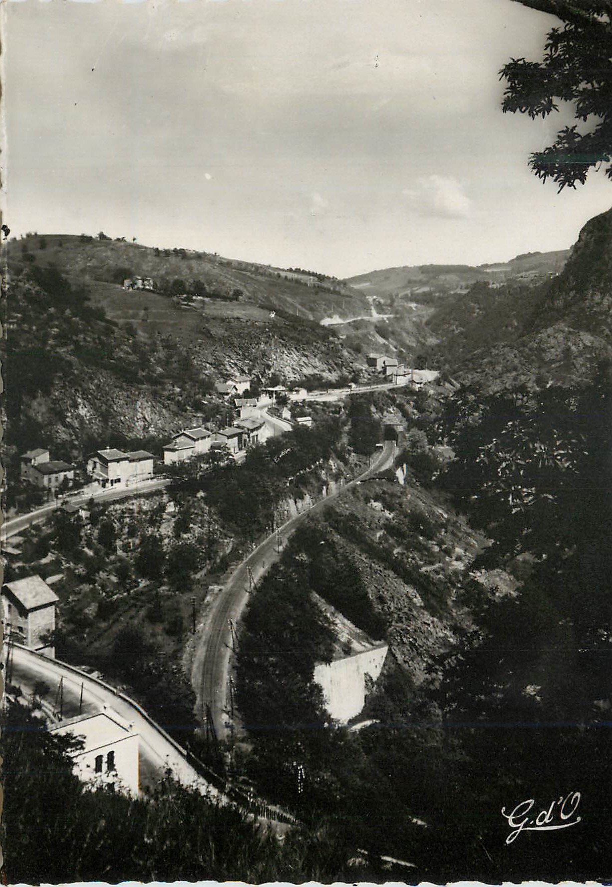 CPM L auvergne 130 thiers route et ligne du chemin de fer de lyon dans les gorges de la durolle
