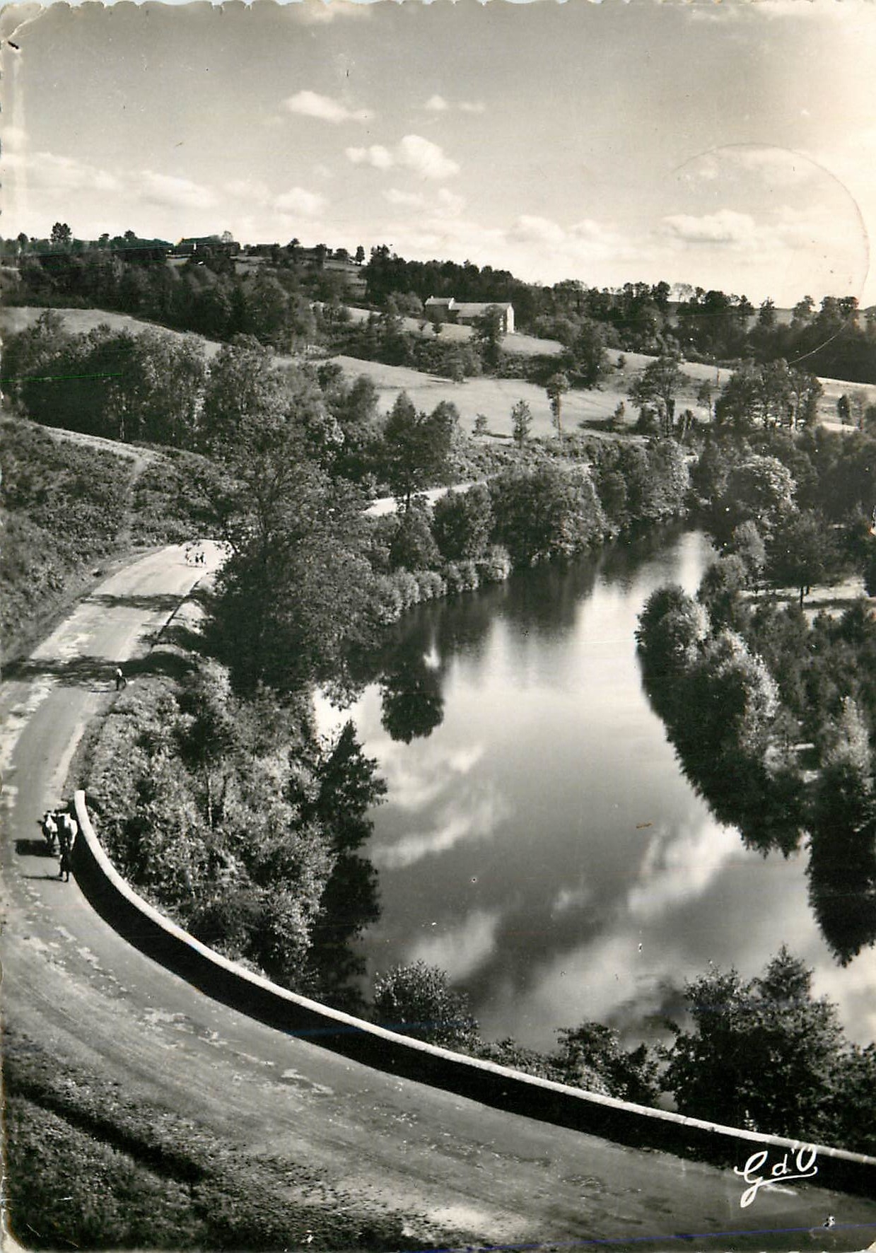 CPM L auvergne br int 308 vallee de la dore perspective sur la dore et la route d ambert au gour de champy