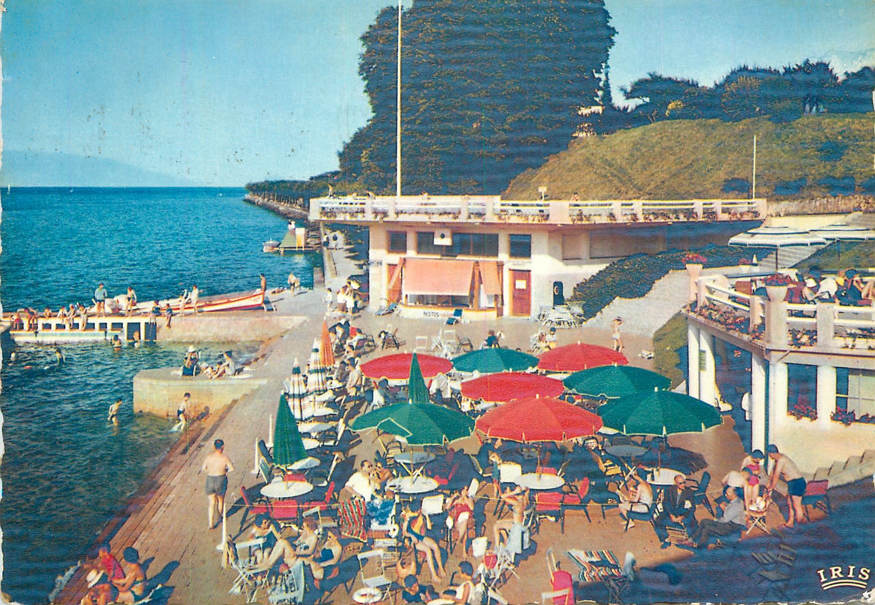 Plage d'Evian-les-Bains — terrasse avec parasols — Éditeur IRIS