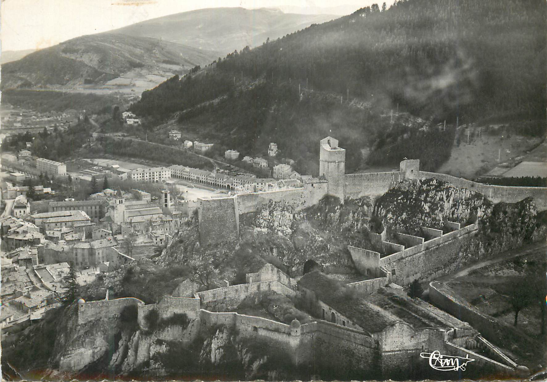 CPM Sisteron(b alpes) alt 480 m 11815 vue aerienne sur la citadelle theatre de plein air
