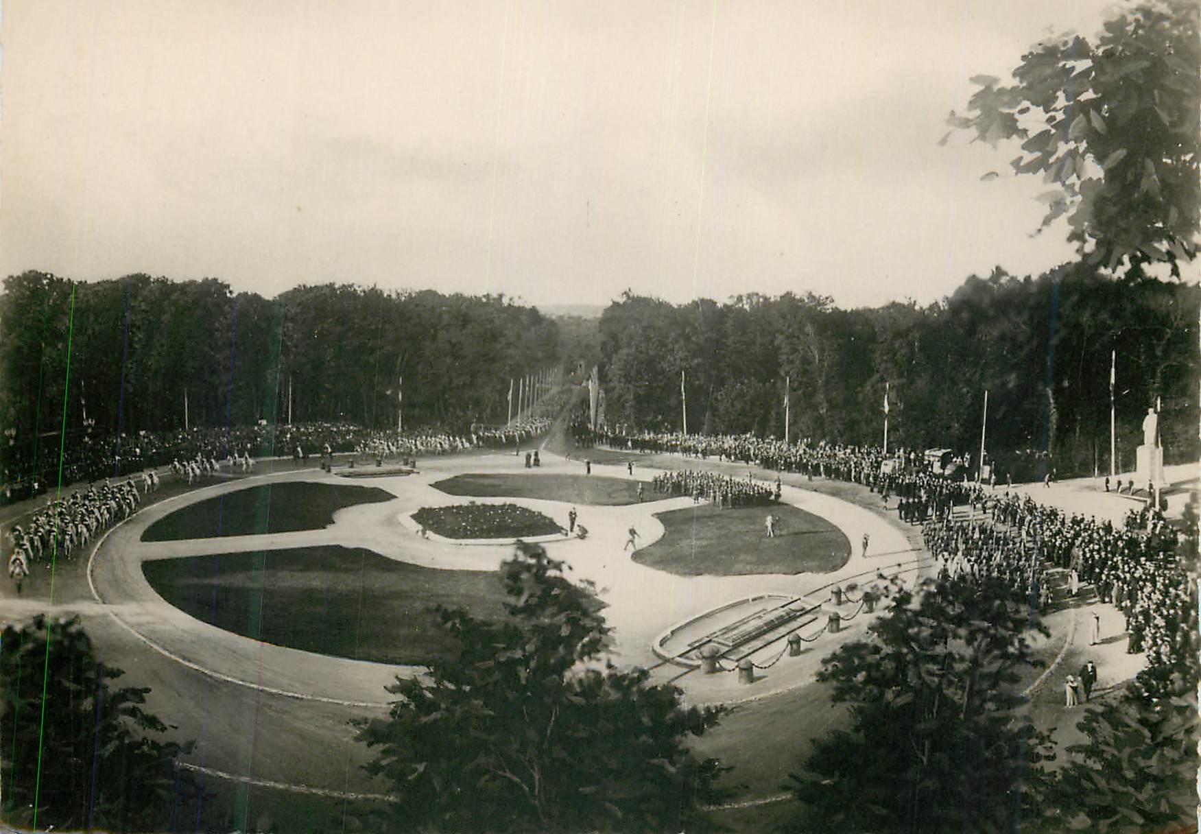 CPM Foret de compiegne (oise) vue generale de la clairiere de l armistice hommage au marechal foch