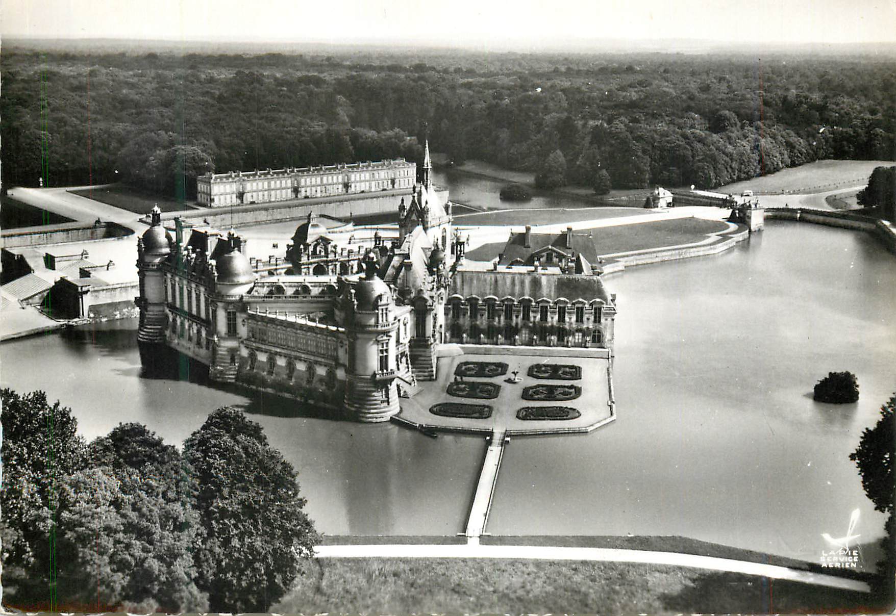 CPM En avion au dessus de 7 chantilly (oise) le chateau