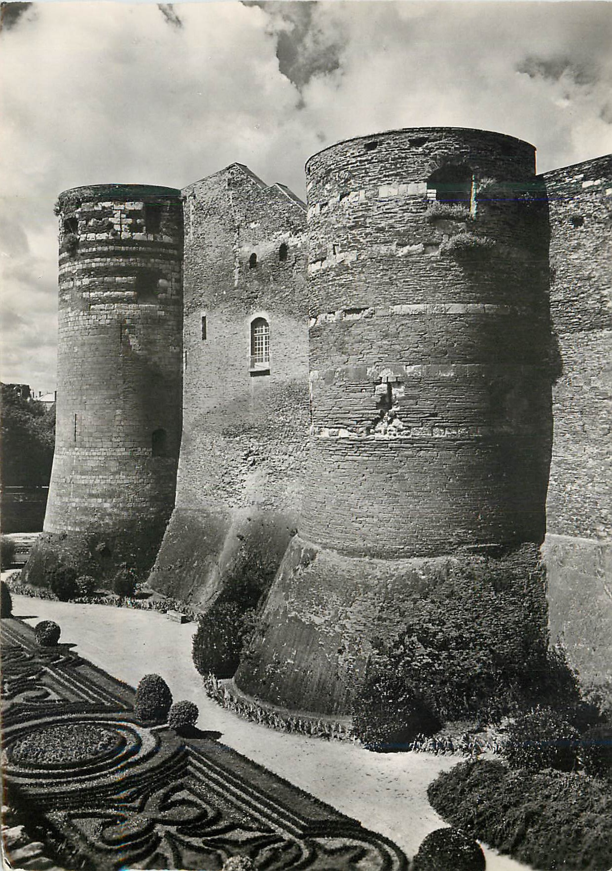 CPM Angers (m et l) le chateau (xiii siecle) tours vers le sud