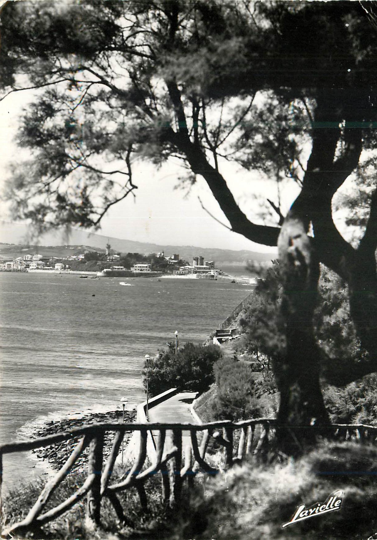 Vue sur la baie de St Jean de Luz — au fond Socoa — éditeur L. Lavielle, n° G 1459