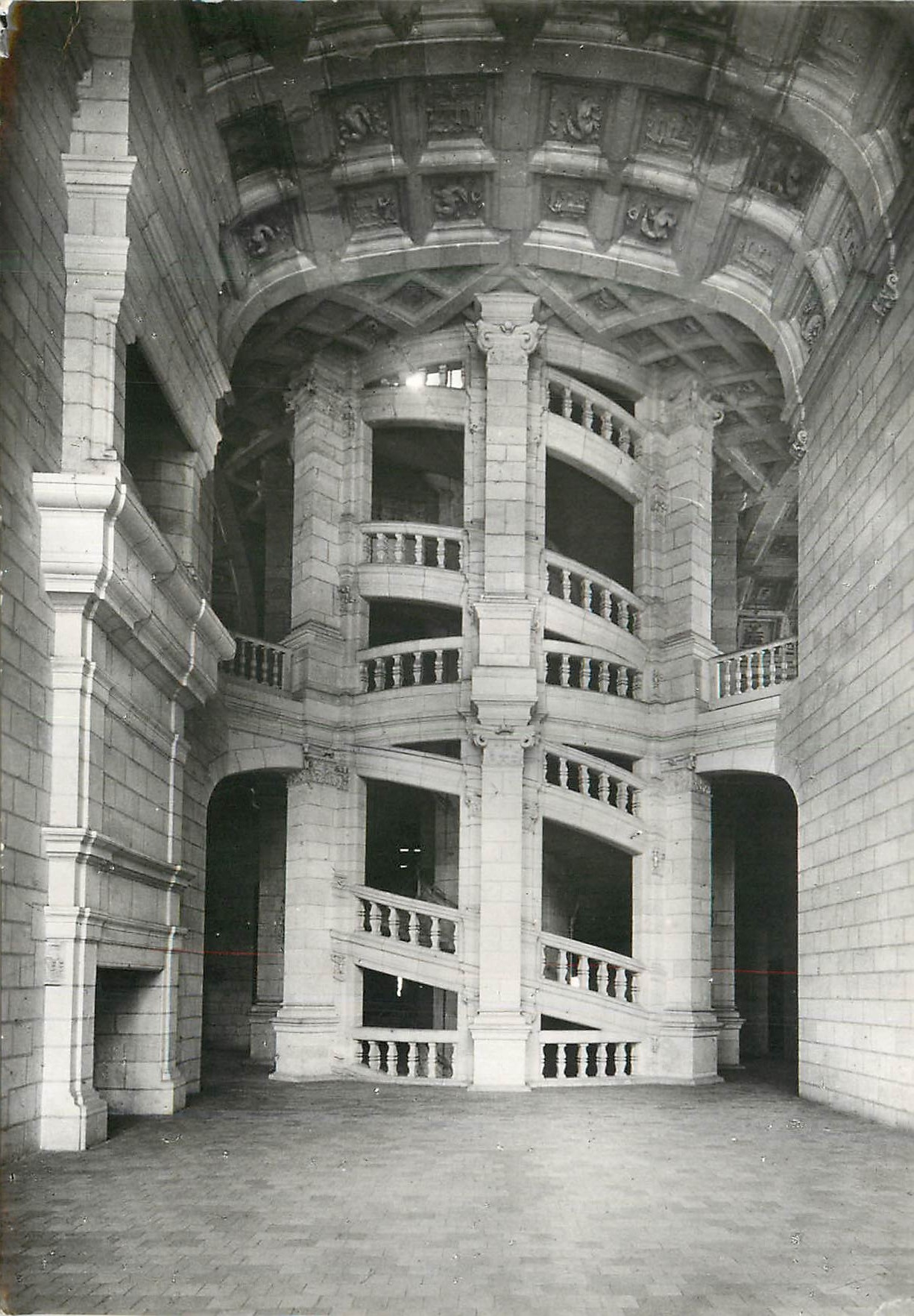 Chambord (L.-et-C.) — Le Château (XVIe siècle) — Le Grand Escalier à double révolution — Service Commercial Monuments Historiques Alexandre III - Paris