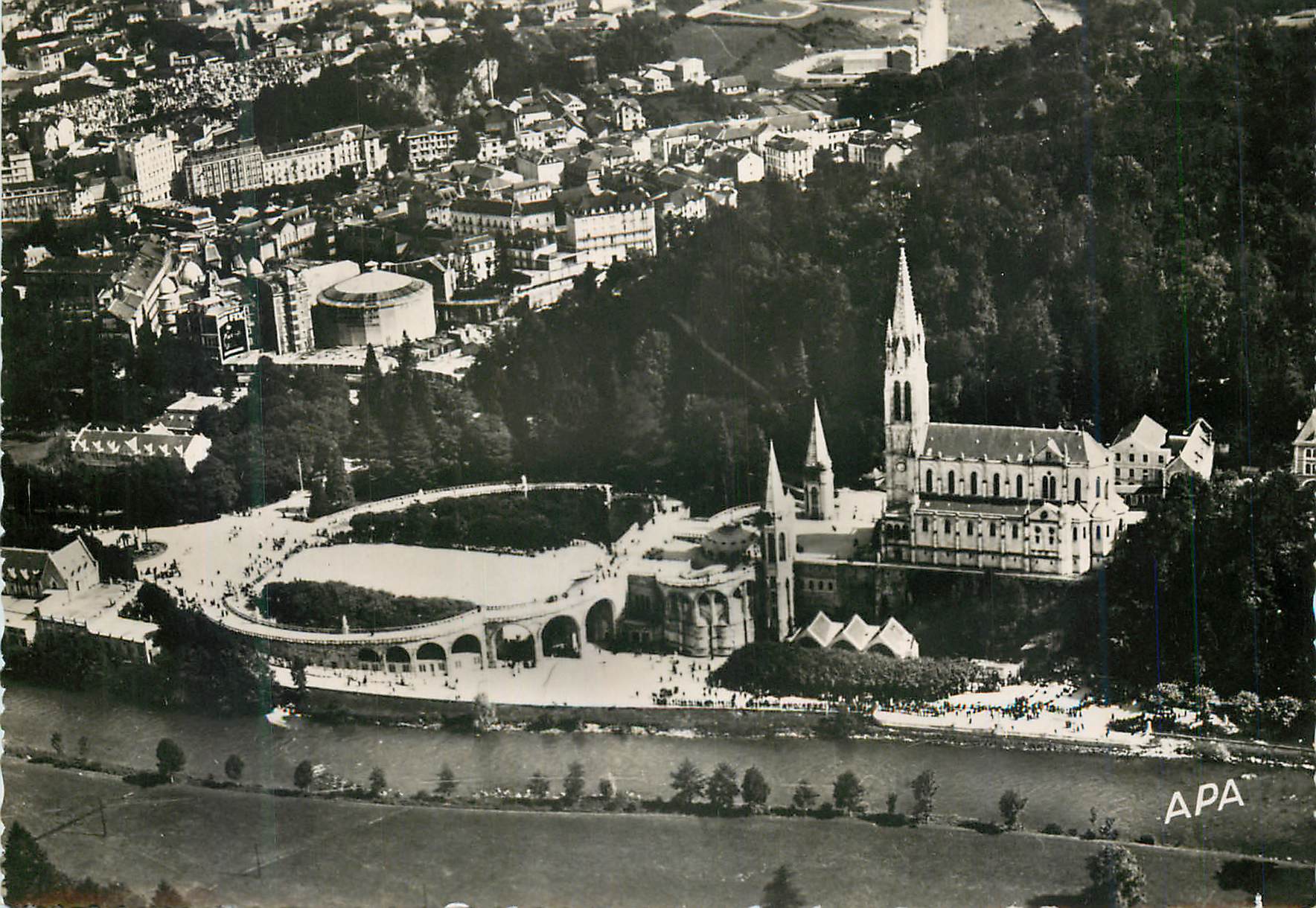 CPM 31 lourdes htes pyr vue aerienne de lourdes et la basilique