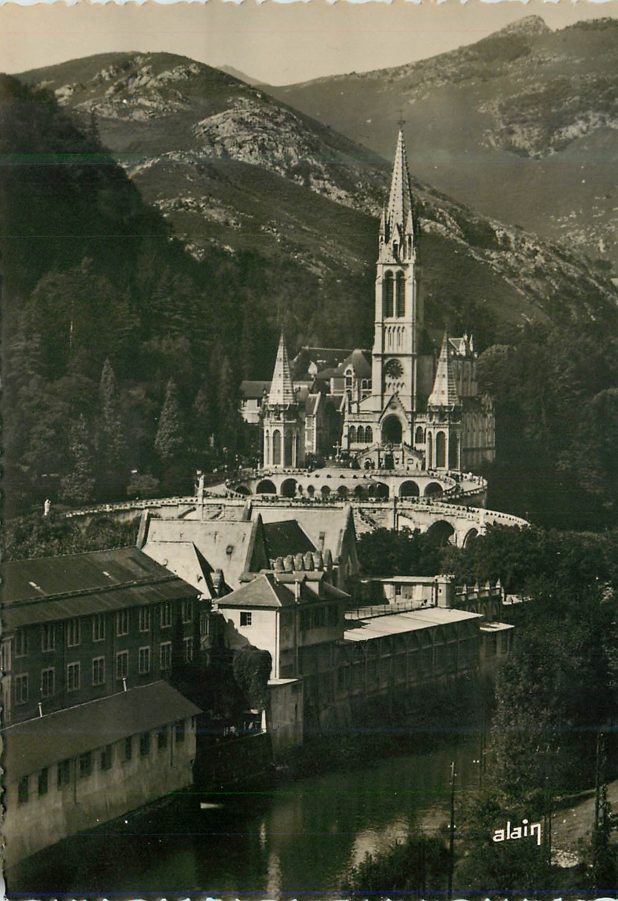 CPM 17 lourdes (htes pyr) la basilique et le cave