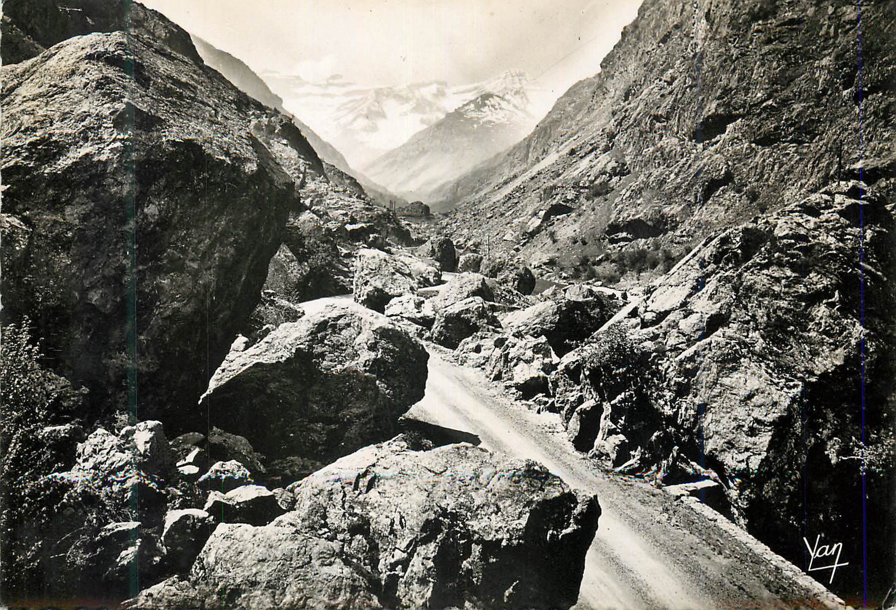 CPM 1213 route de luz a gavarnie le chaos