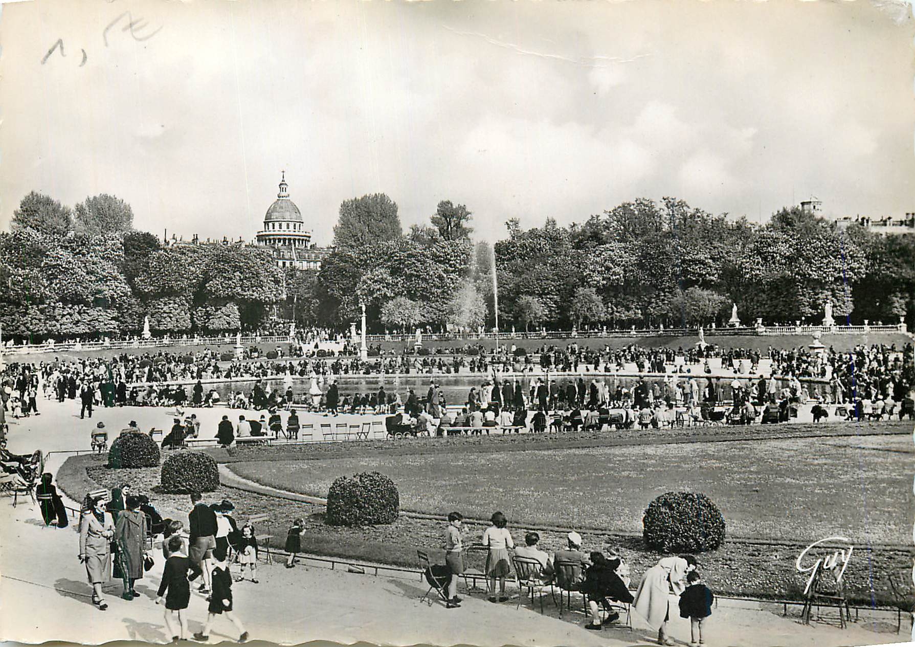 CPM Paris et ses merveilles 7223 le jardin du luxembourg au fond la coupole du pantheon