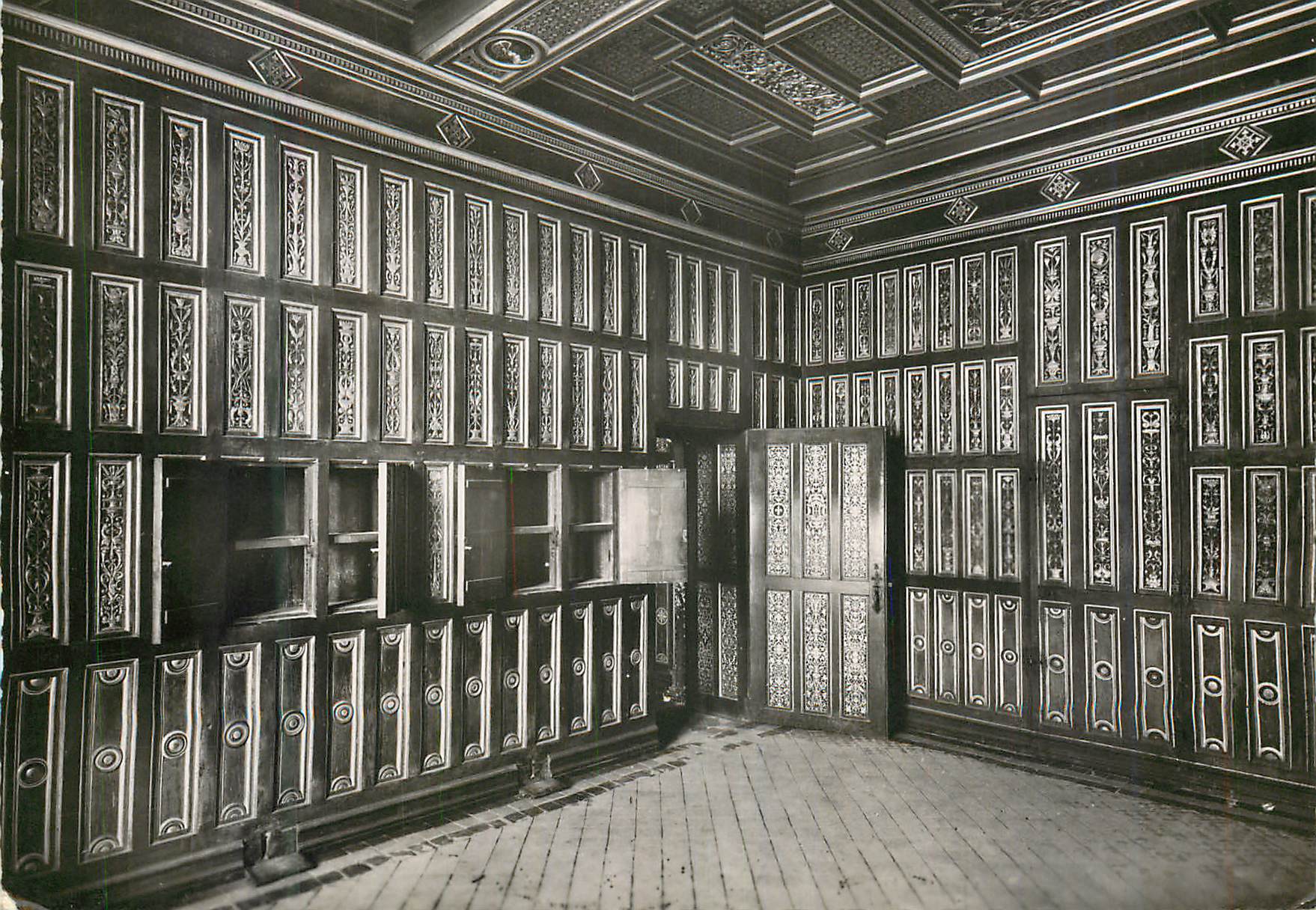 CPM Le chateau de .blois cabinet de travail de catherine de medicis