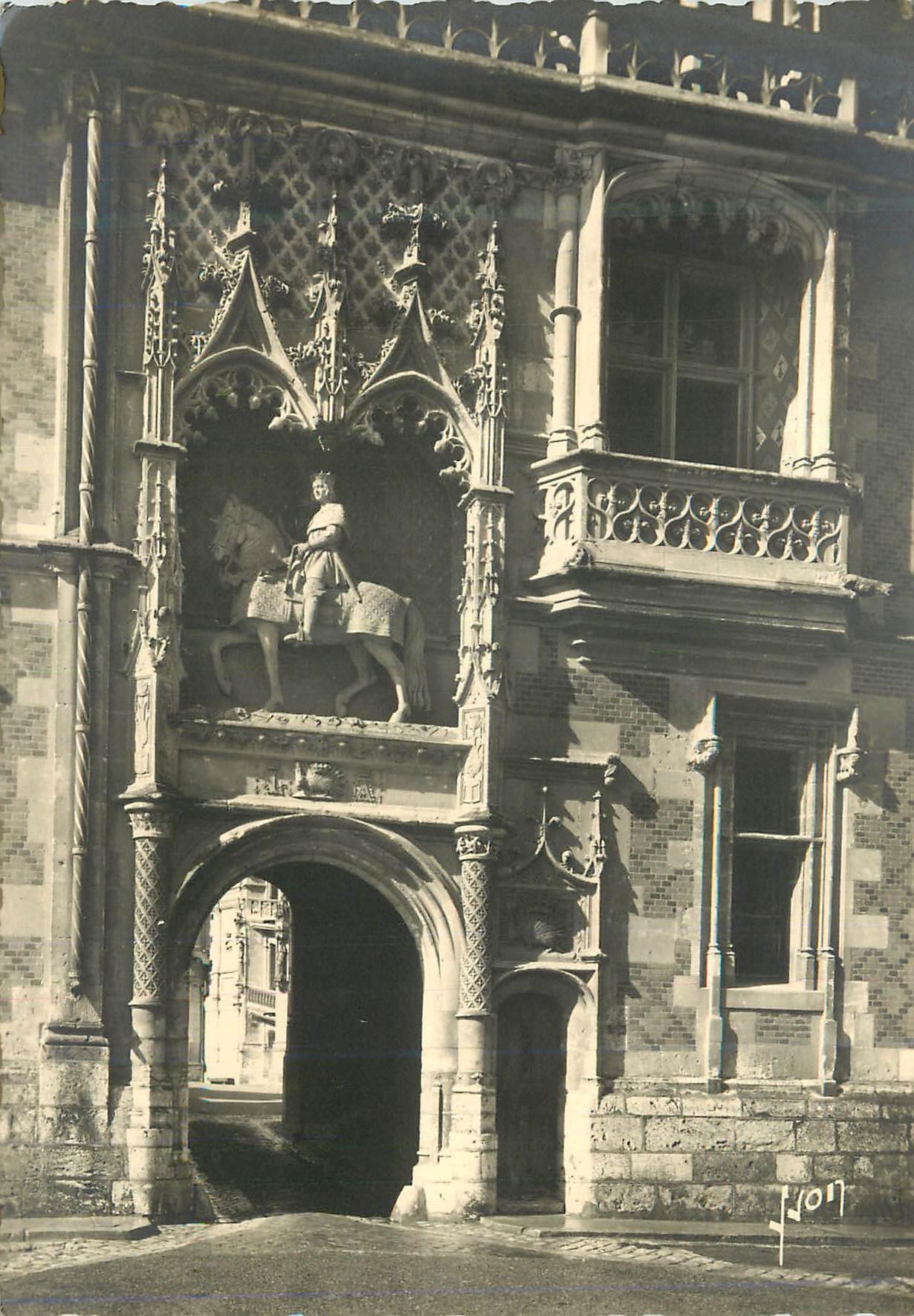 CPM Blois (l et c) le chateau facade louis xii portail du chateau et statue louis xii