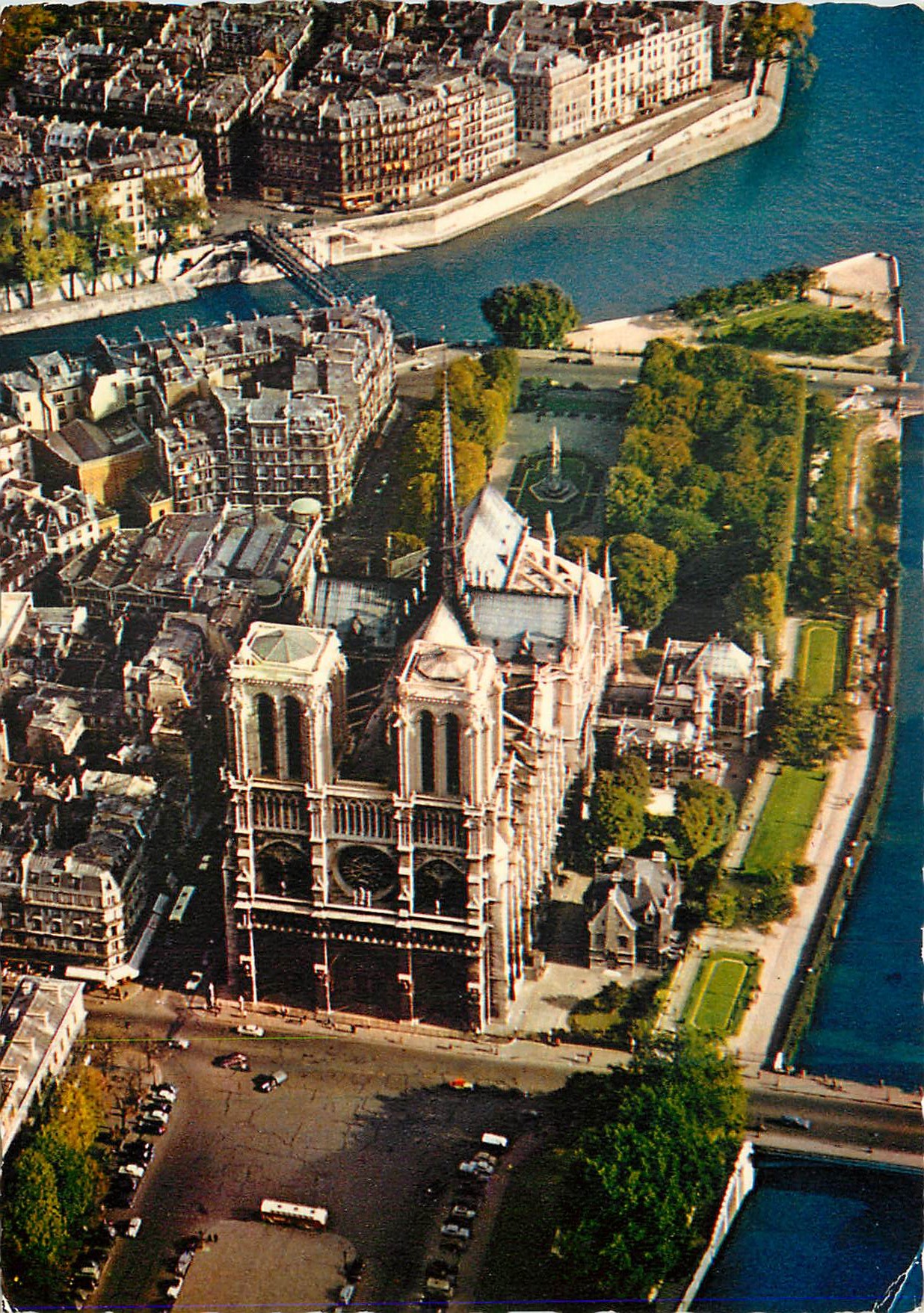 CPM Paris notre dame le parvis et le square de l archeveche dans l ile de la cite
