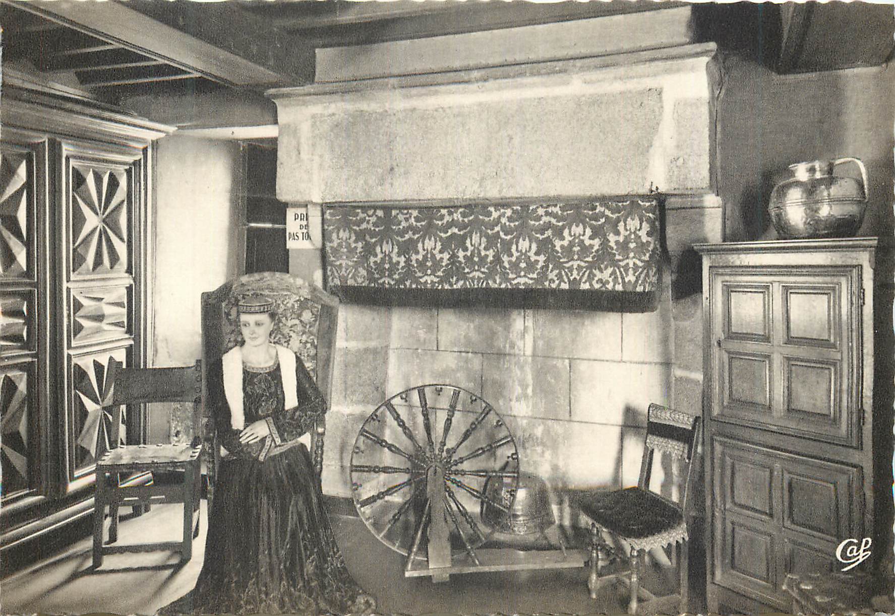 Intérieur du Logis Tiphaine — Le Mont-Saint-Michel — éditeur C.A. Letellier, Paris