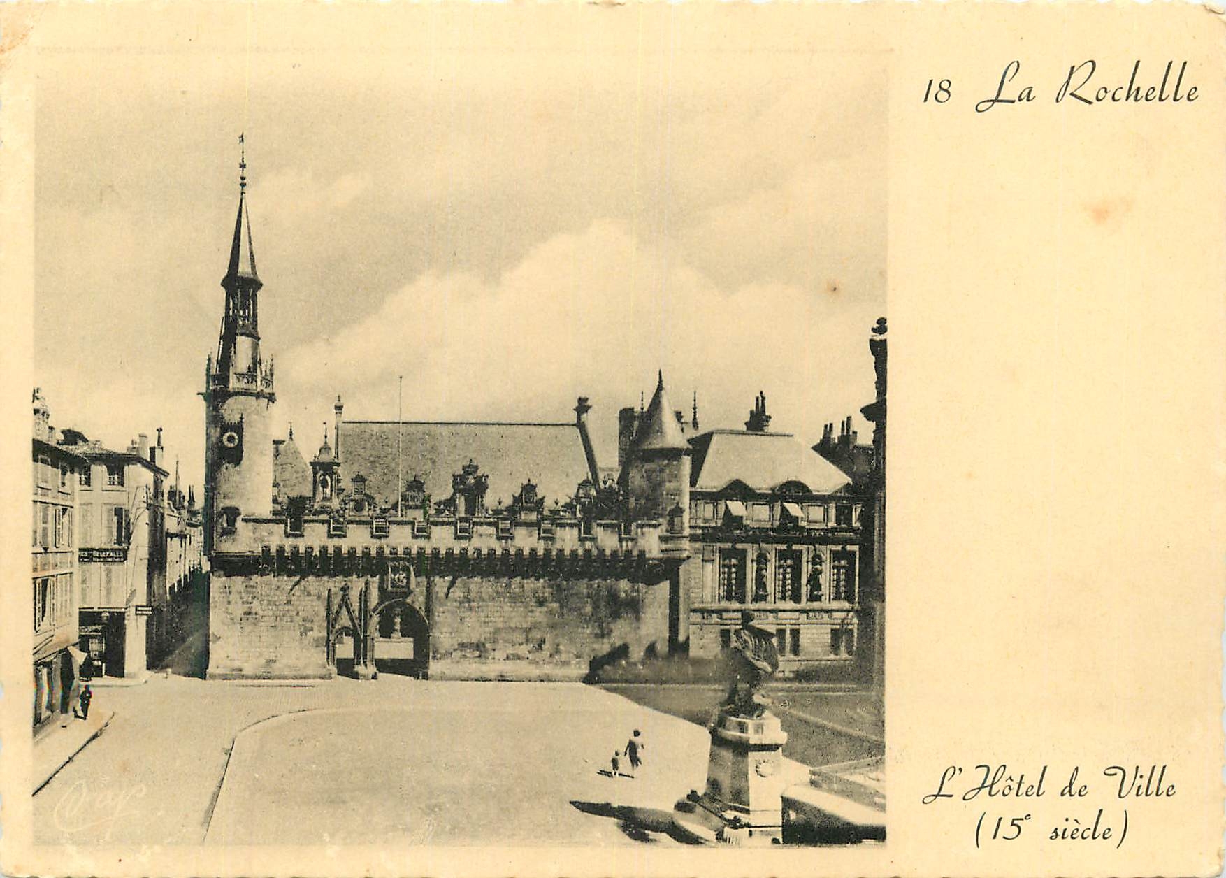 CPM La rochelle 18 l hotel de ville (15 siecle)